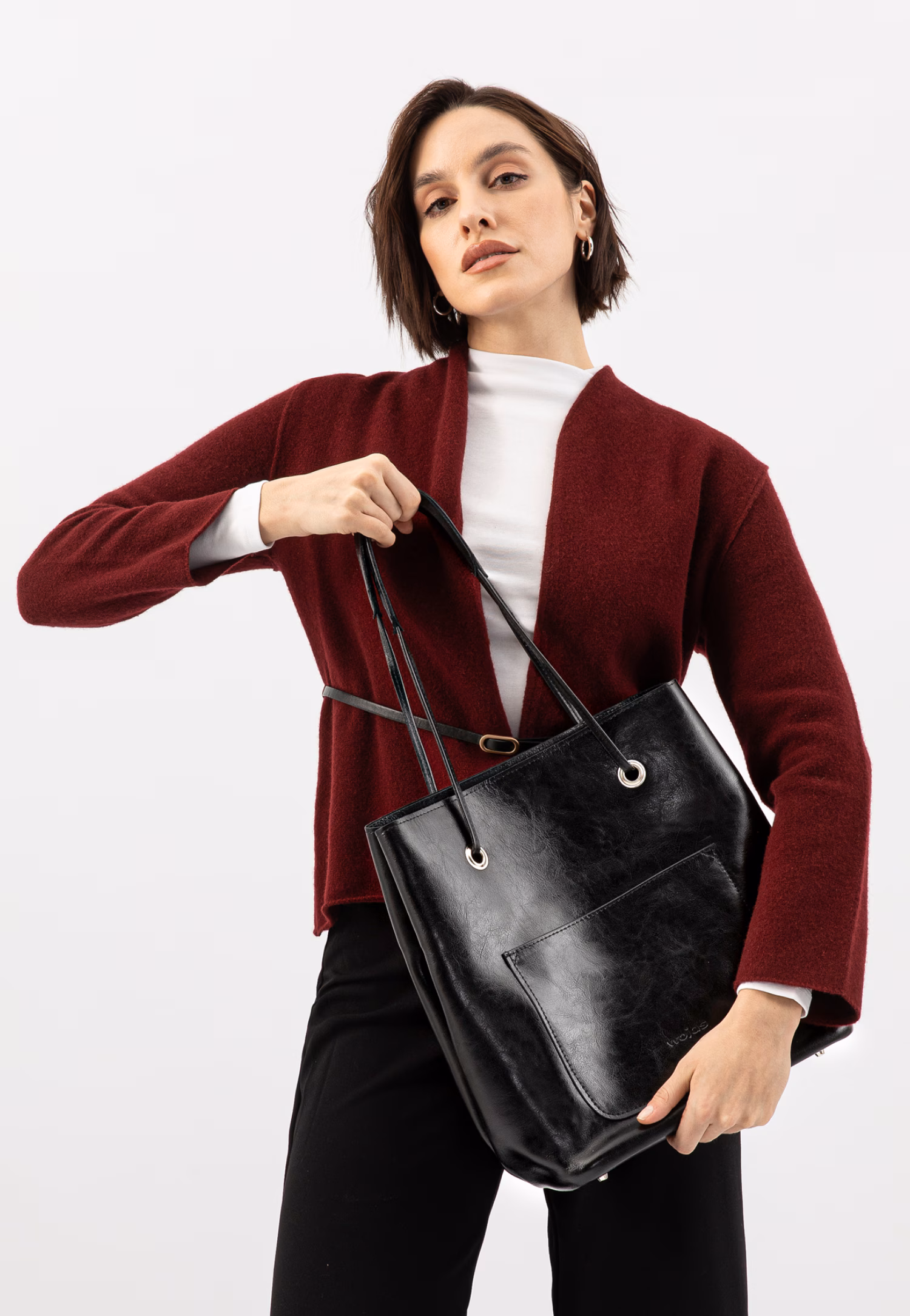 Czarna torebka damska z dwoiny foliowanej