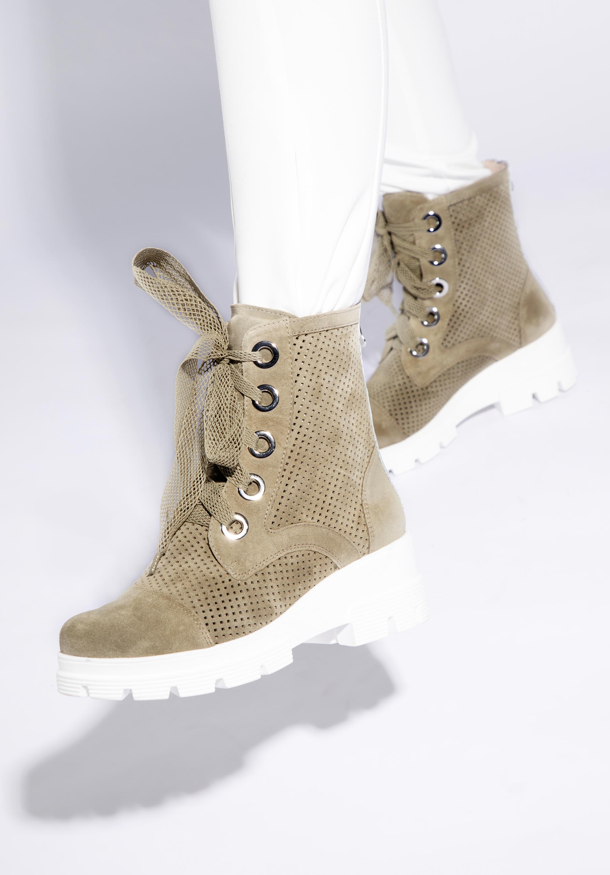 Damskie trapery z ażurowego zamszu