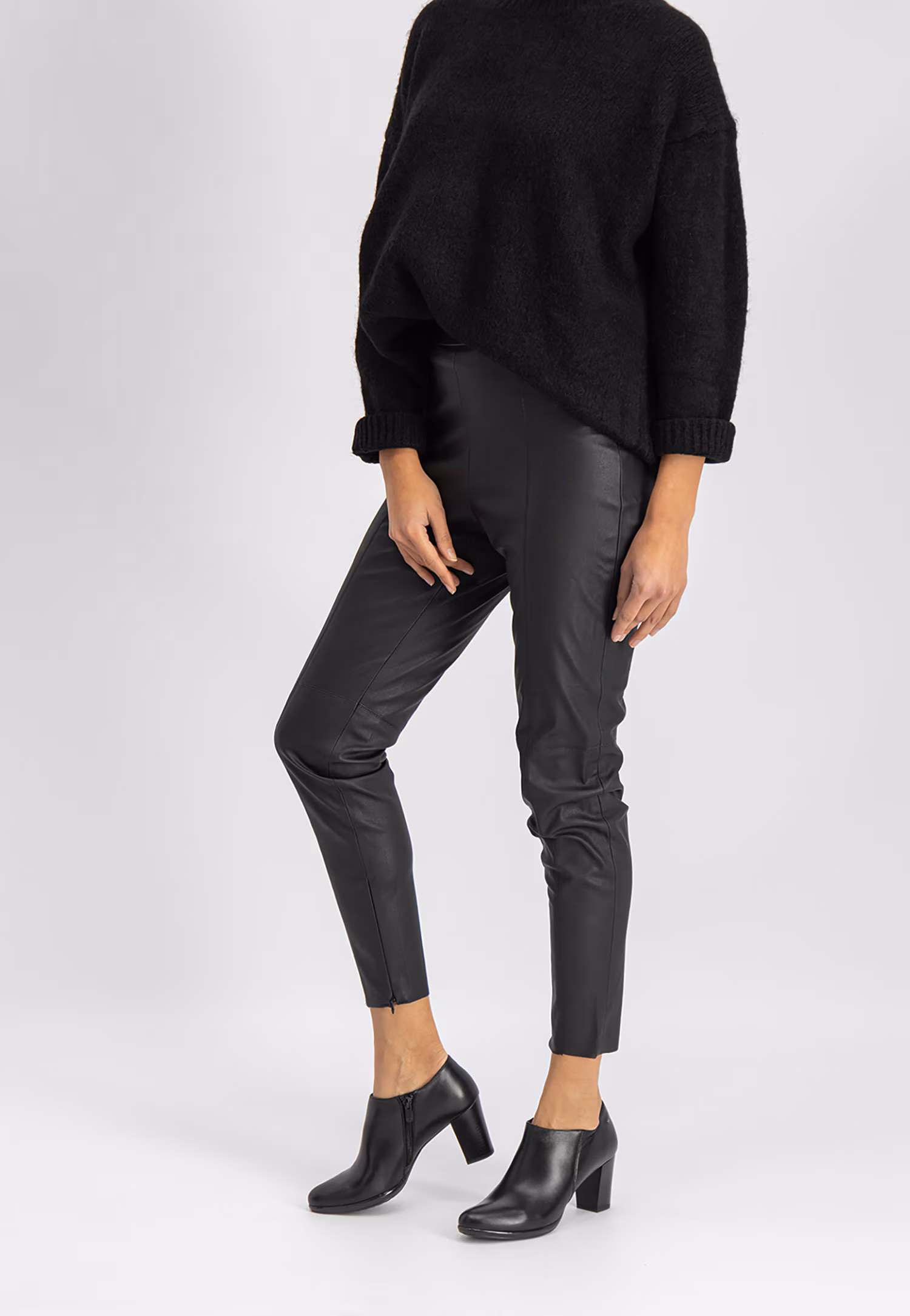 Czarne półbuty damskie na słupku