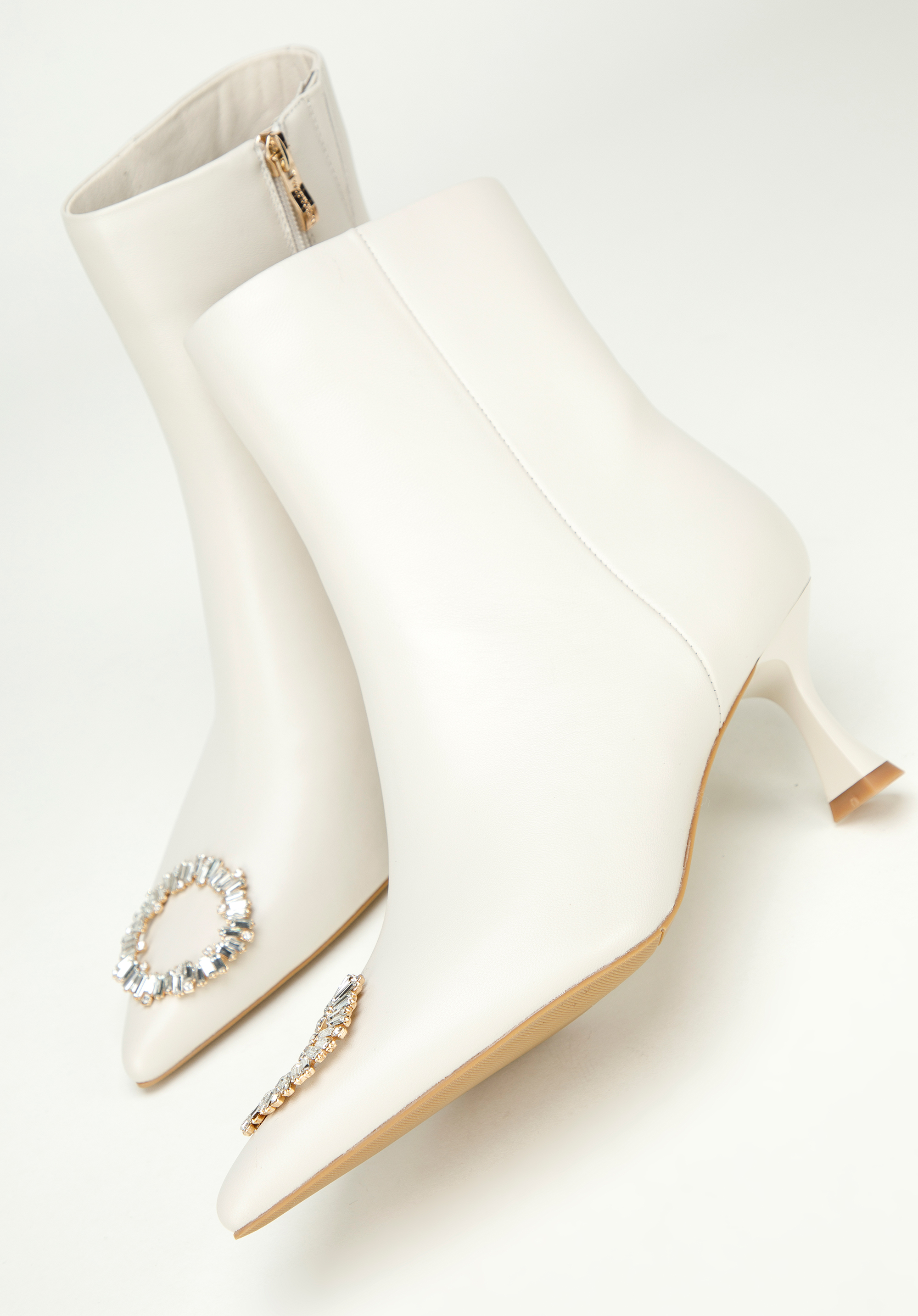 Botki skórzane z okrągłą klamrą na szpilce