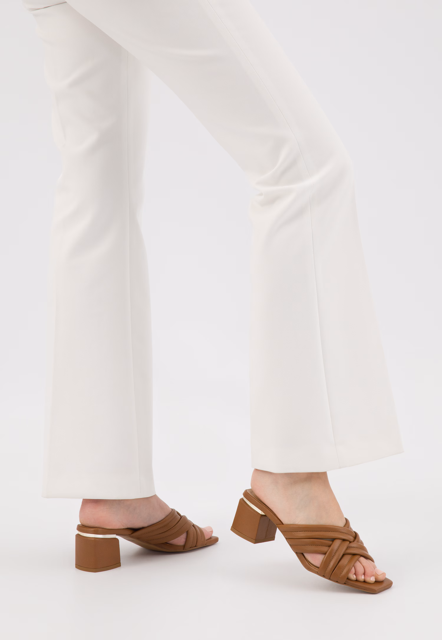 Jasnobrązowe klapki na obcasie z przeplatanymi paskami