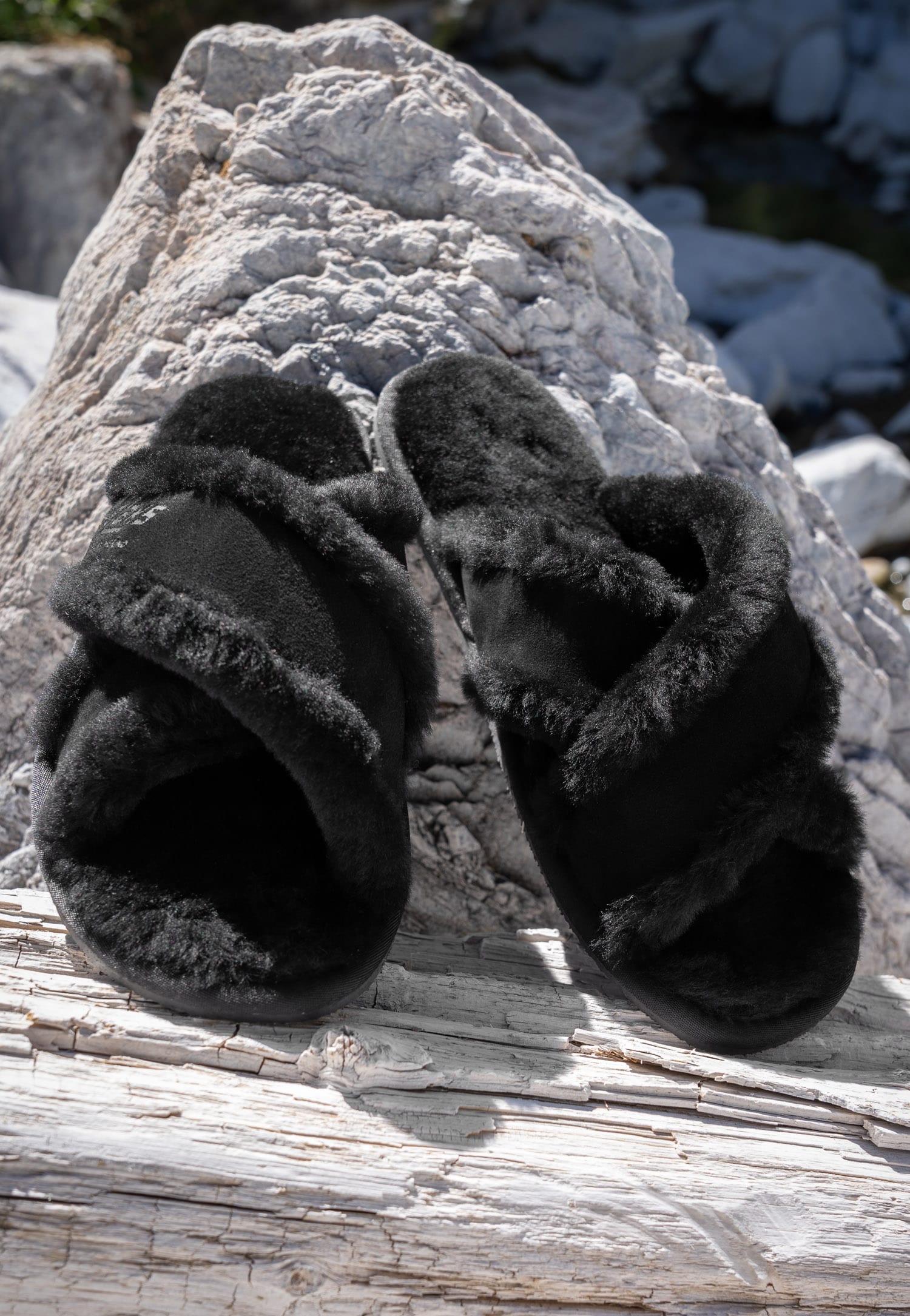 RELAKS czarne puchate kapcie damskie