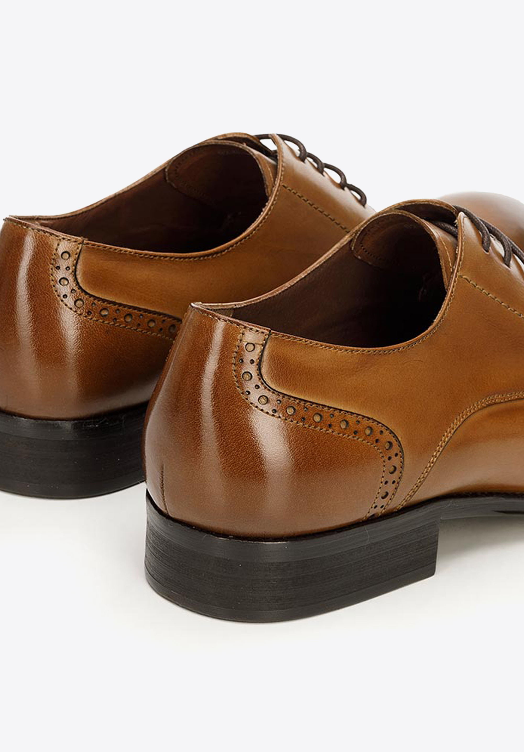 Buty do garnituru ze lśniącej skóry