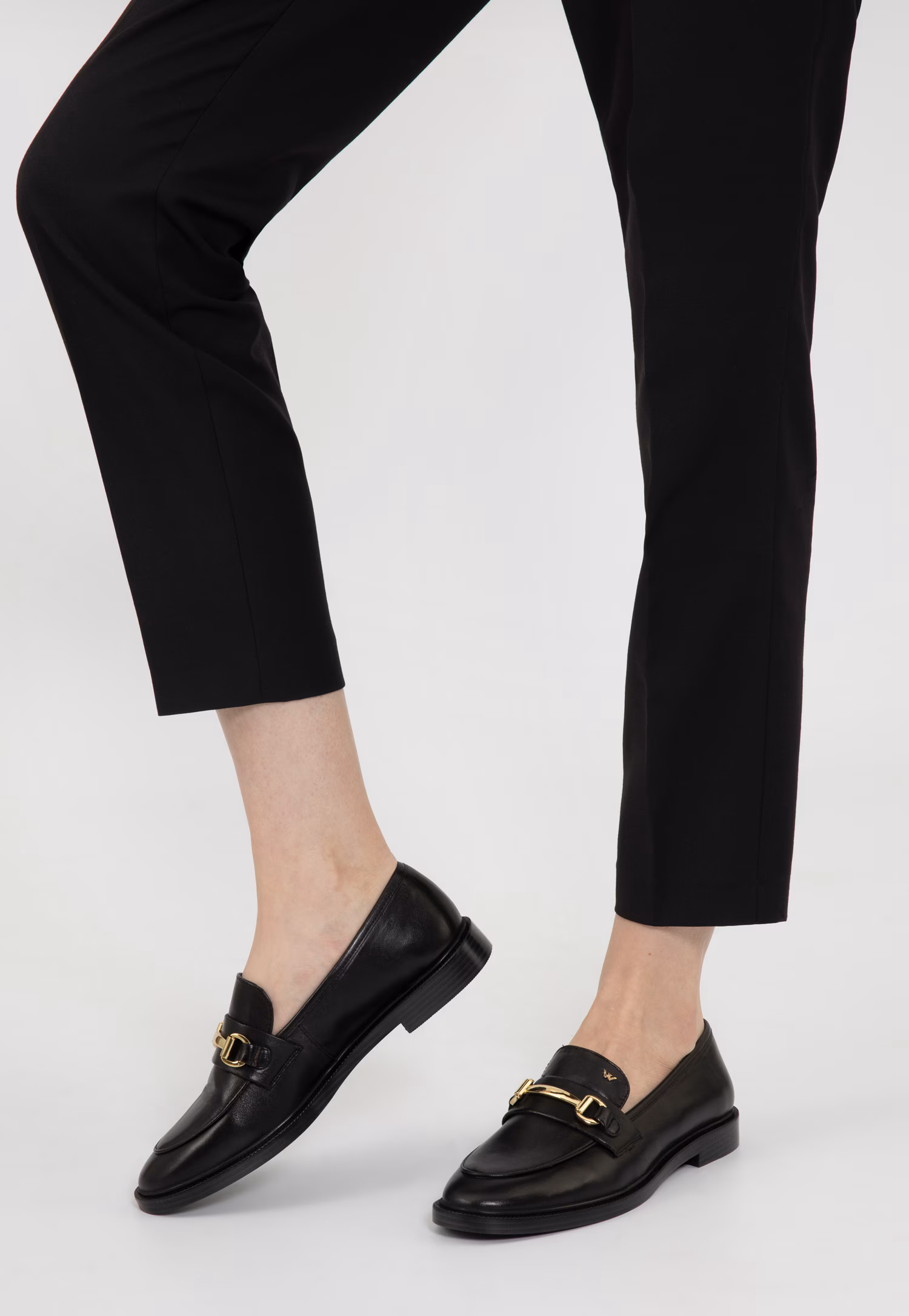 Czarne mokasyny ze skóry licowej ze złotą ozdobą