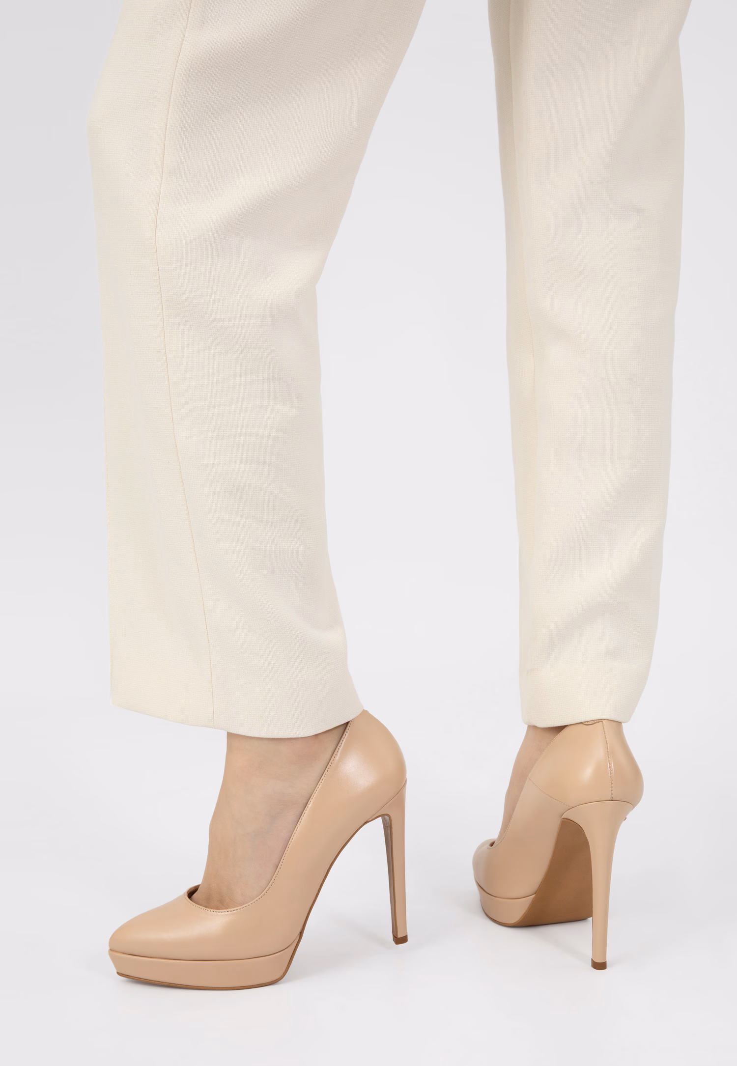 Beżowe skórzane szpilki damskie na platformie