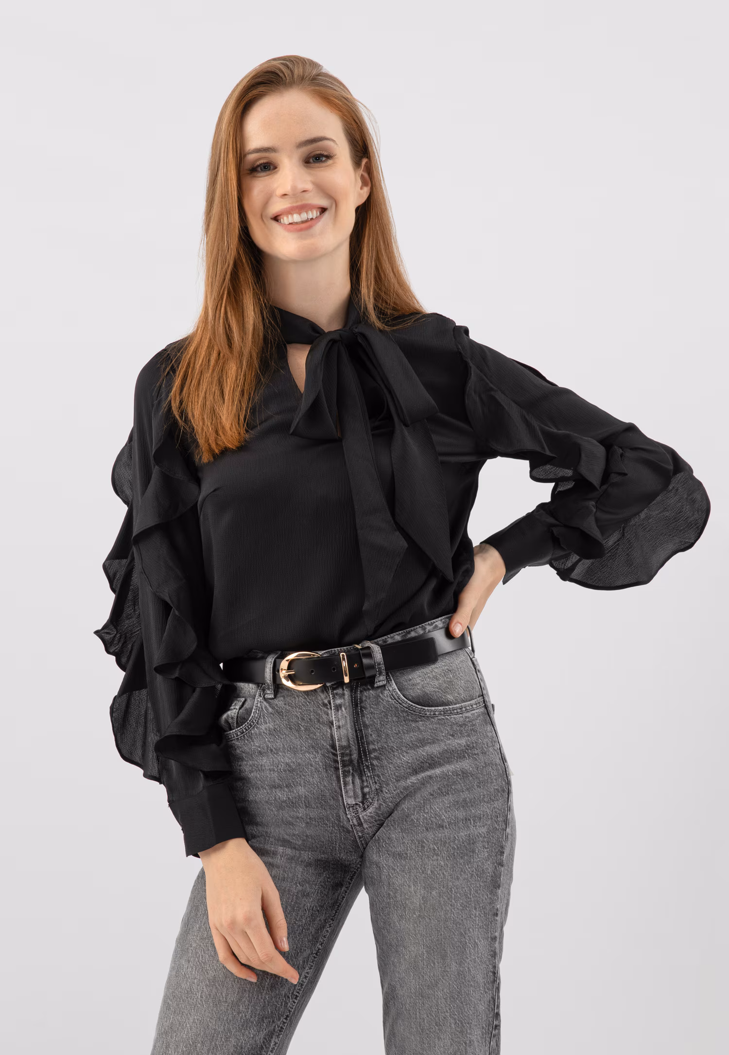 Czarny pasek ze złotą klamrą