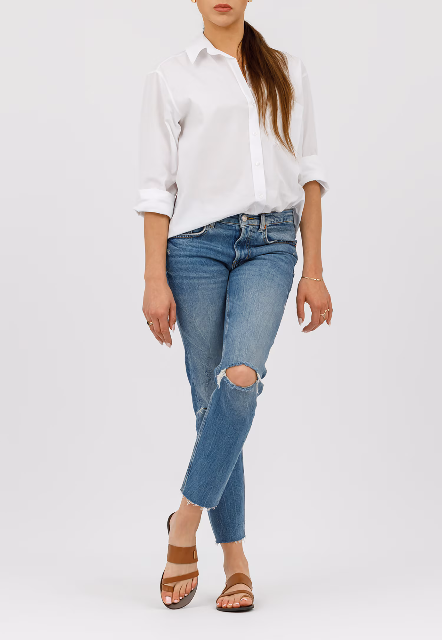 Jasnobrązowe klapki damskie z metalowym zdobieniem na pasku