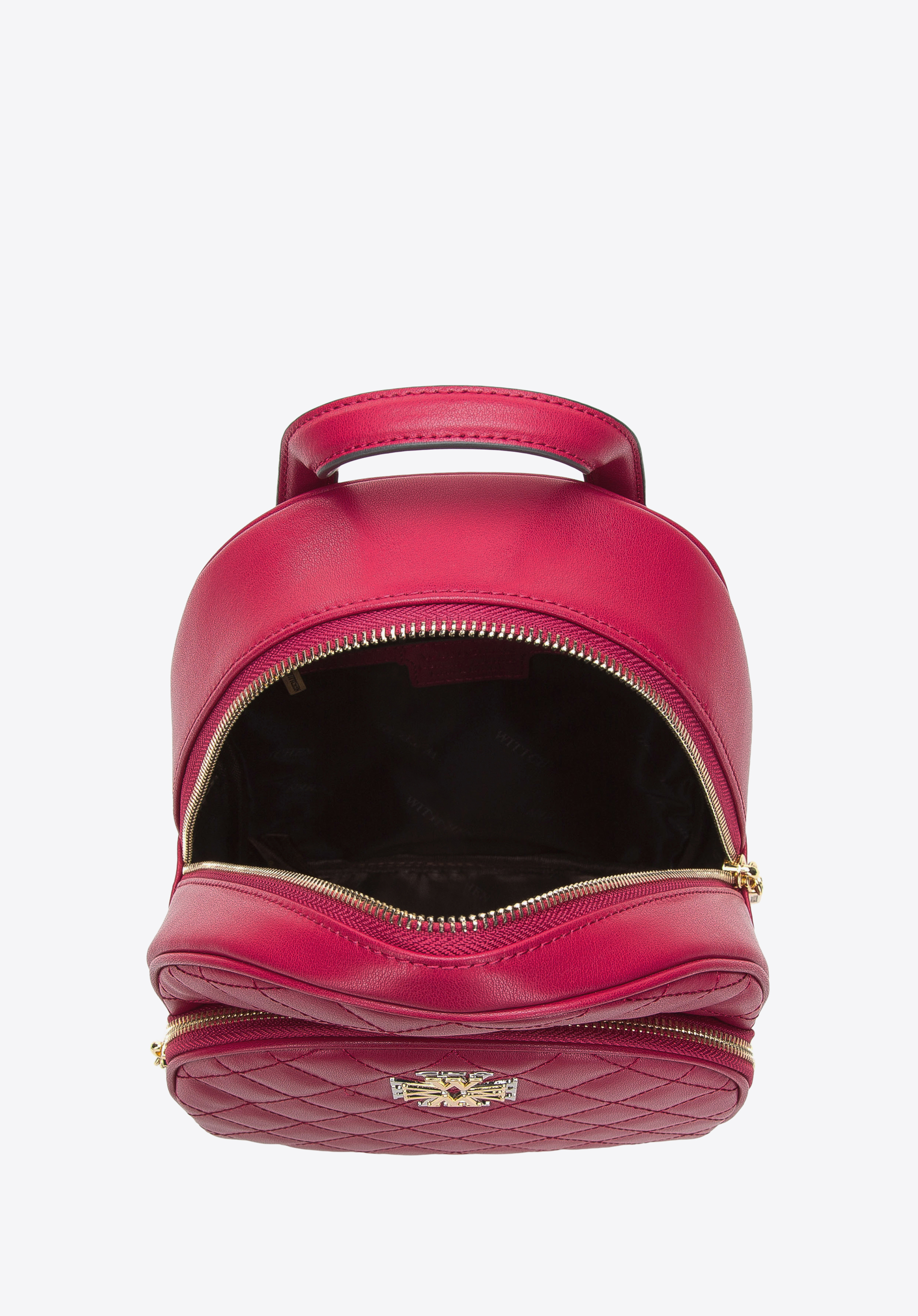 Damski plecak z pikowanej skóry z ozdobnym monogramem