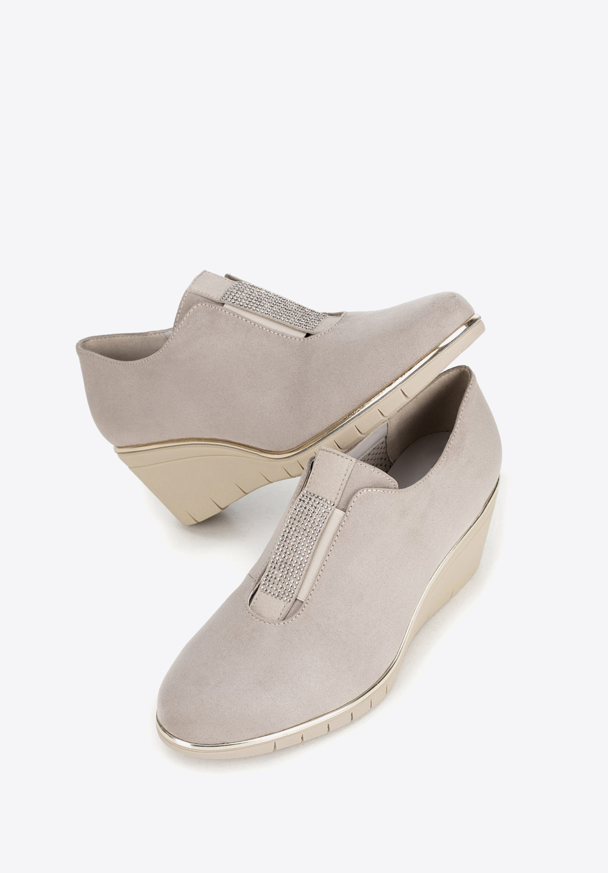 Damskie półbuty na koturnie z biżuteryjną wstawką