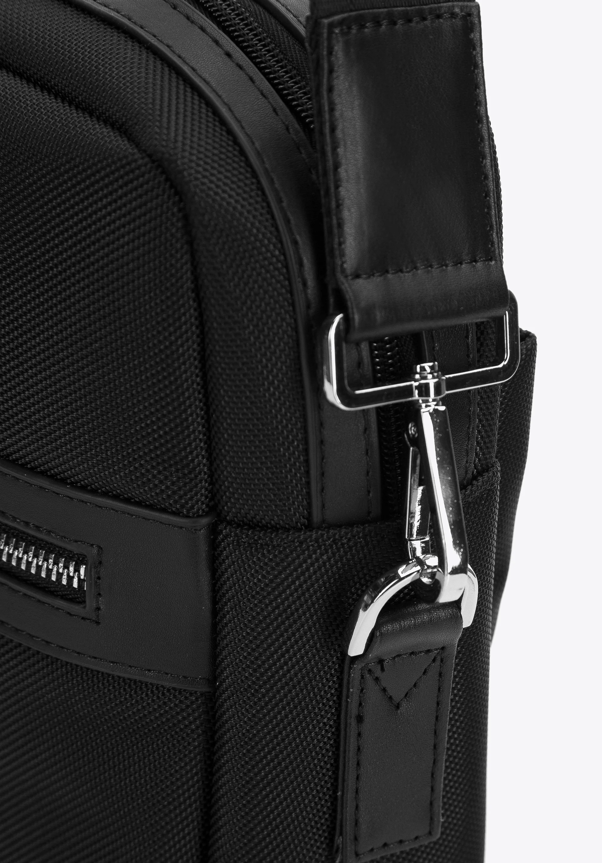 Męska torba na laptopa 17” z błyszczącym suwakiem