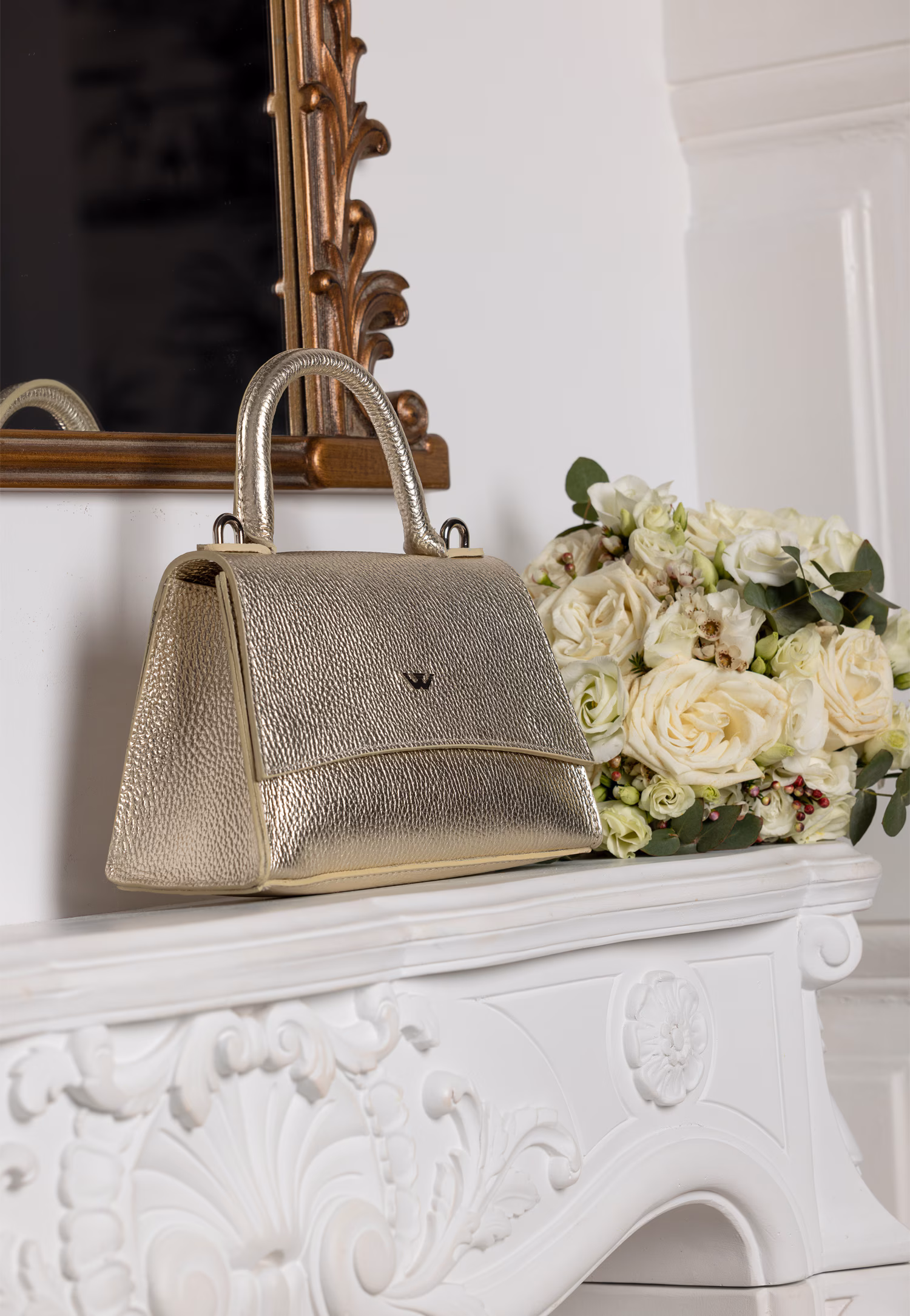 Złota torebka damska typu kuferek