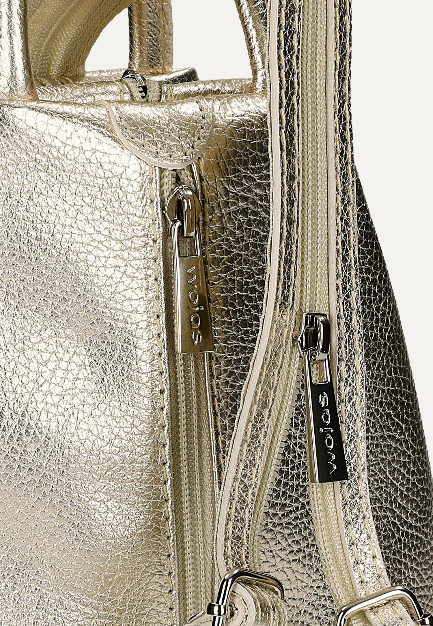 Beżowy trójkątny plecak miejski z suwakiem