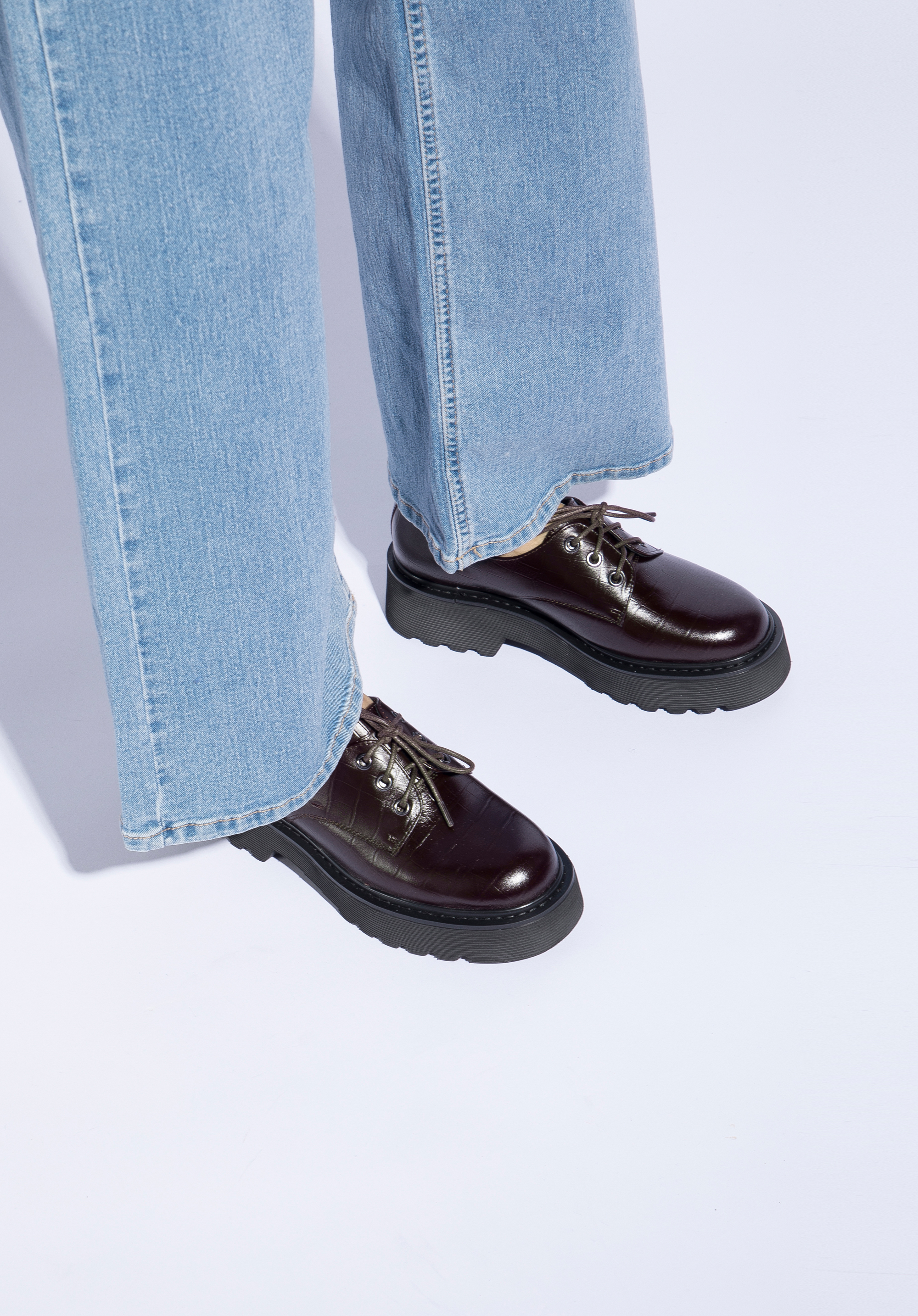 Damskie półbuty ze skóry croco na platformie