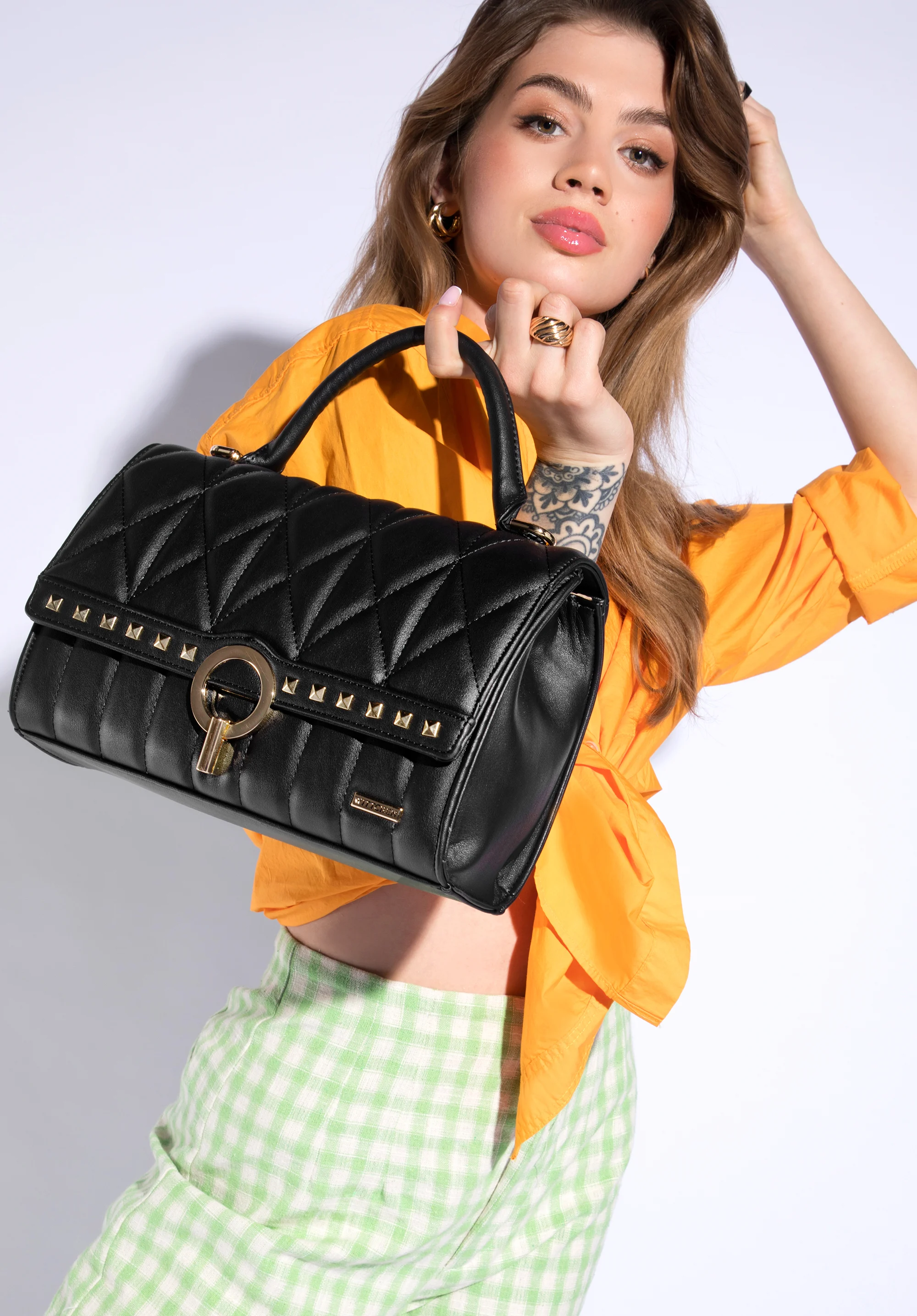 Torebka kuferek z pikowanej ekoskóry z nitami