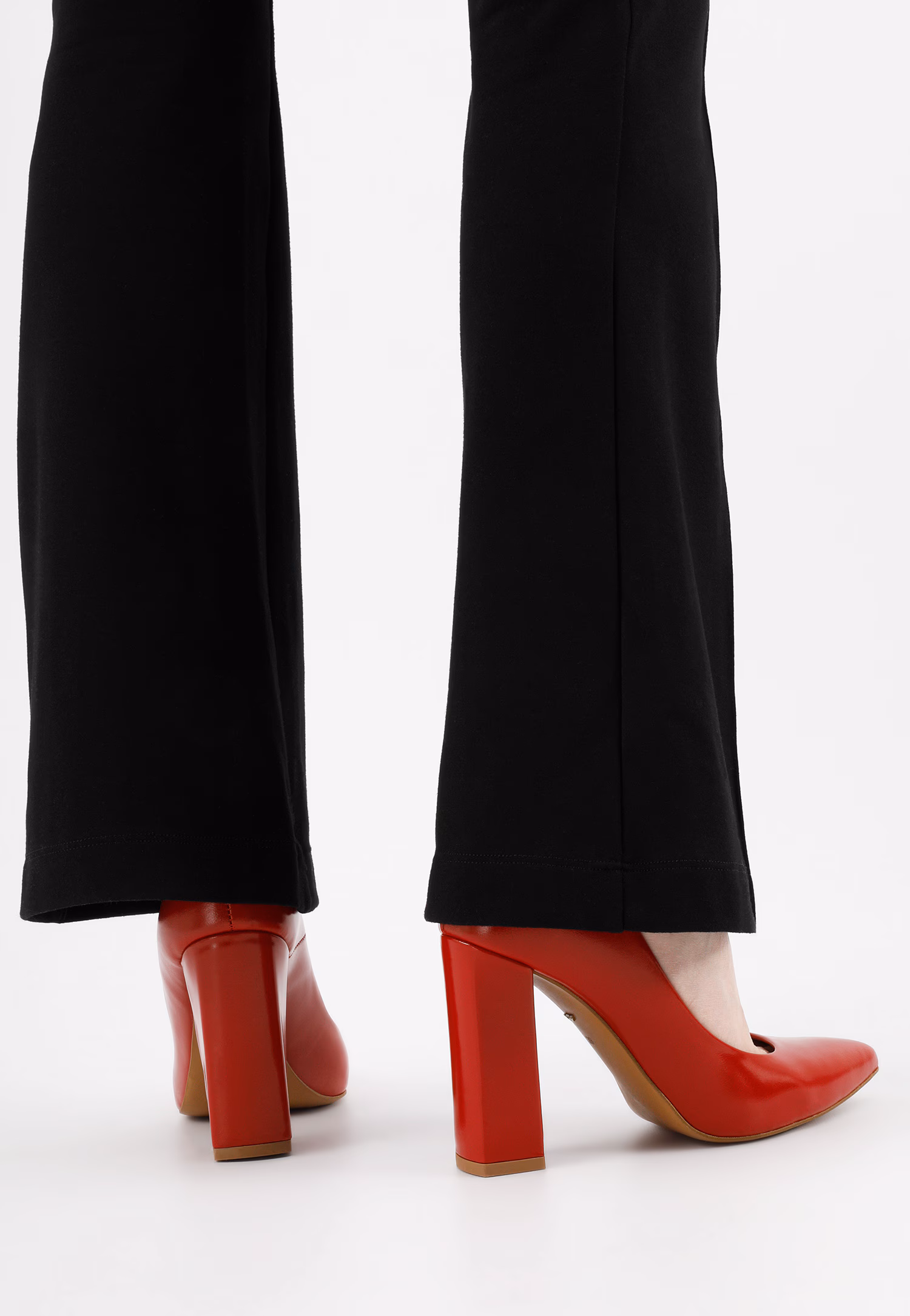 Czarne czółenka damskie na wysokim słupku