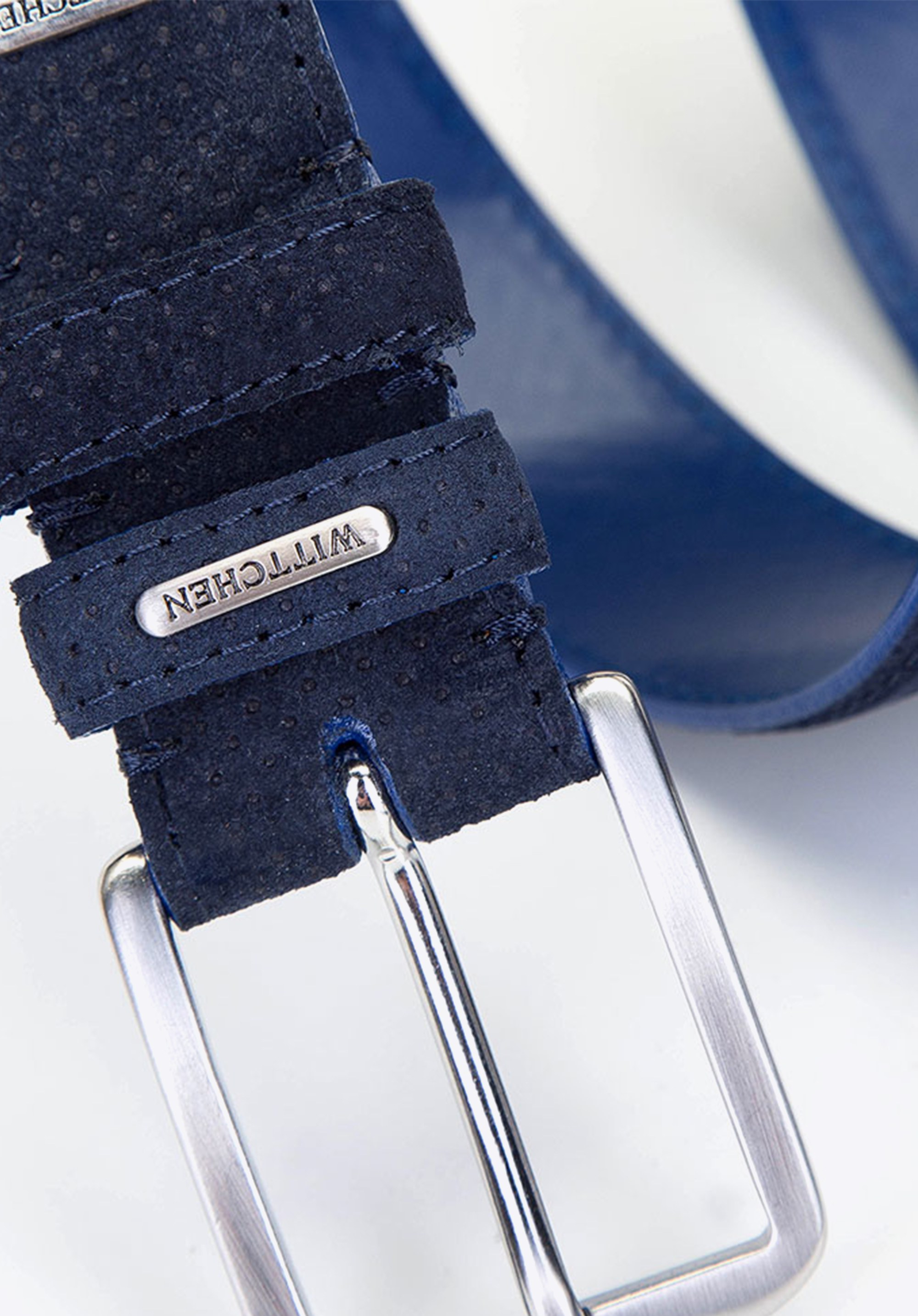 Męski pasek z perforowanej skóry welurowej