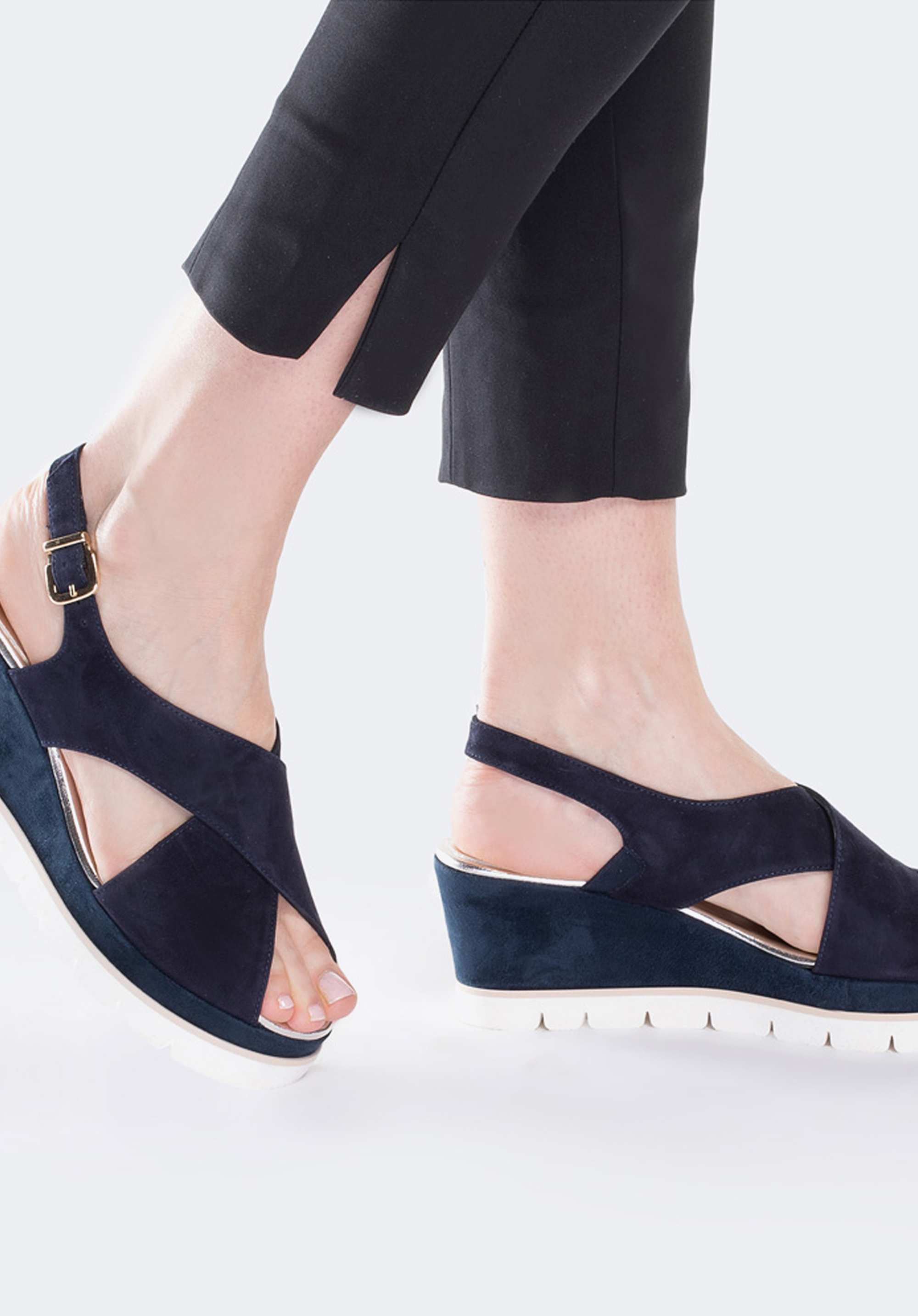 Damskie sandały zamszowe na jasnej podeszwie