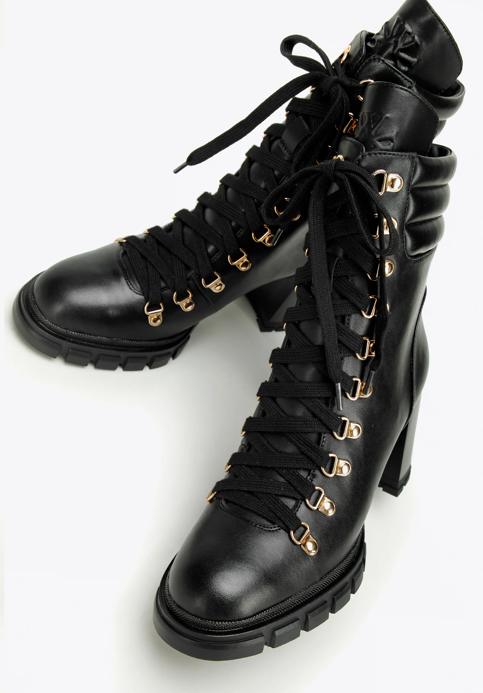 Botki skórzane z pikowaną wstawką na słupku