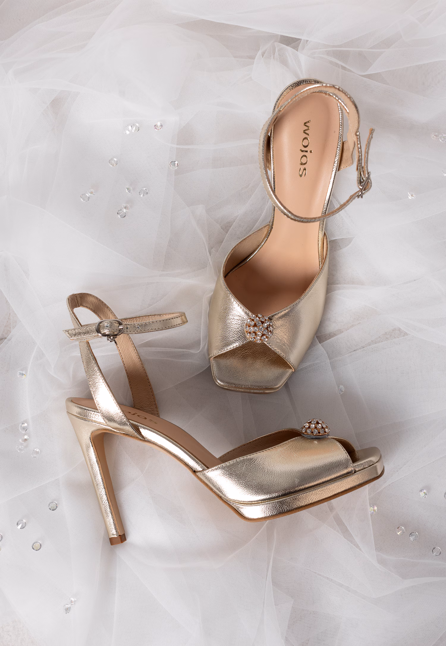 Złote sandały na szpilce z kryształkową ozdobą