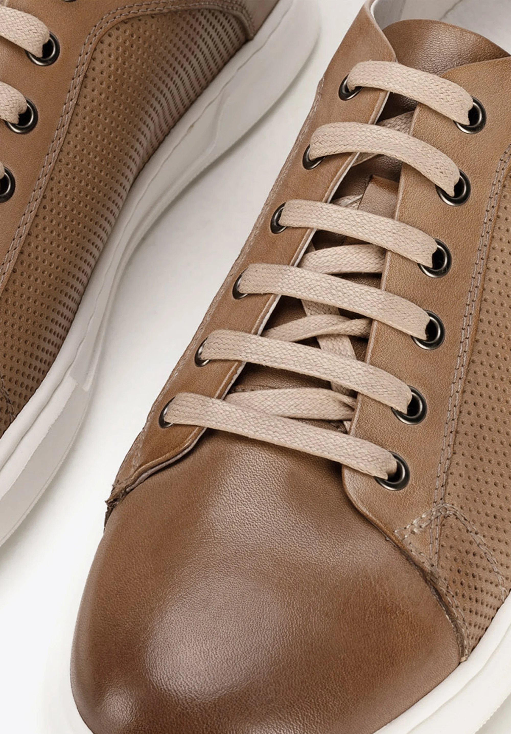 Męskie sneakersy skórzane na białej podeszwie