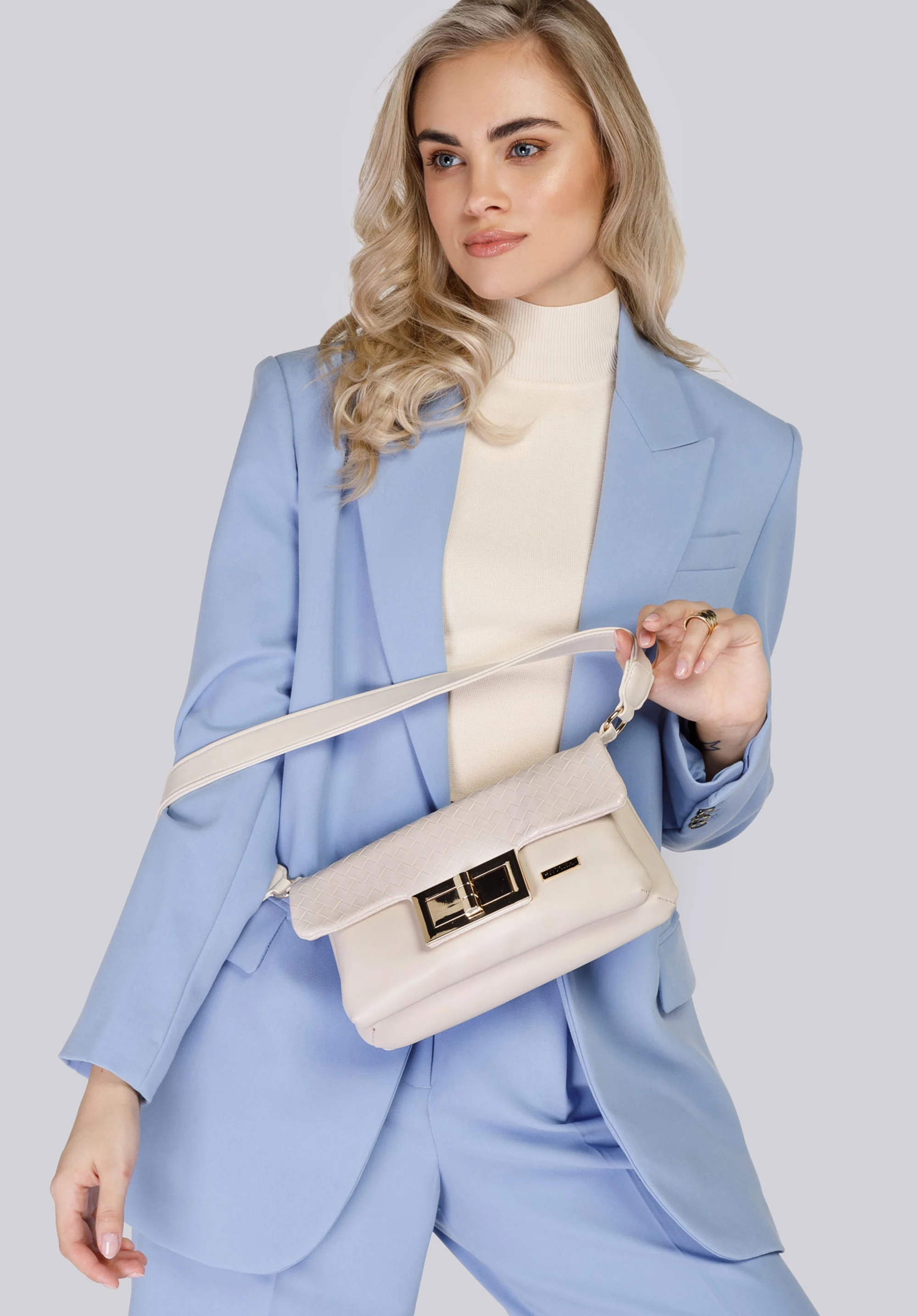 Torebka z ekoskóry z dużą klamrą