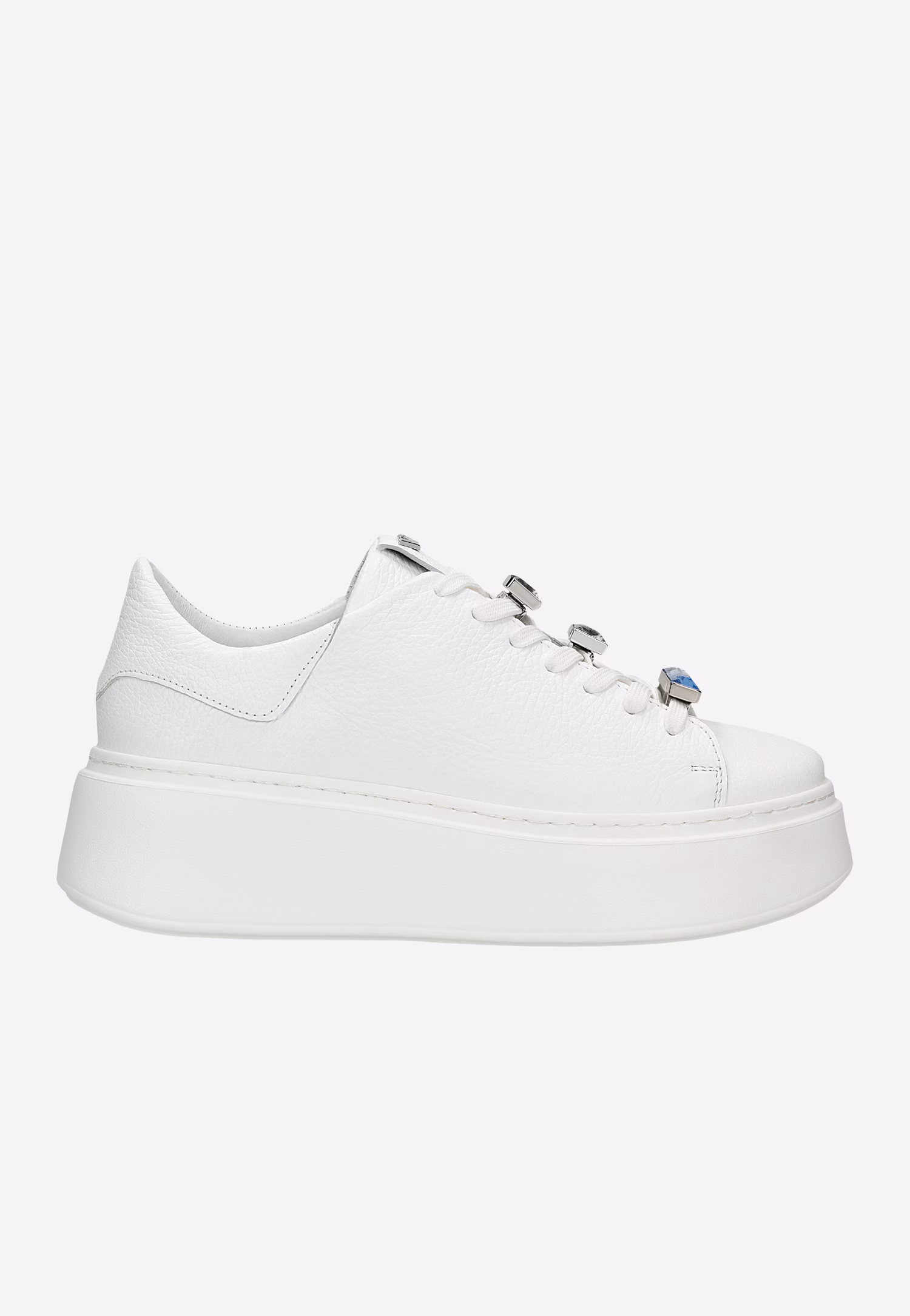 Białe trampki z ozdobnymi kryształkami