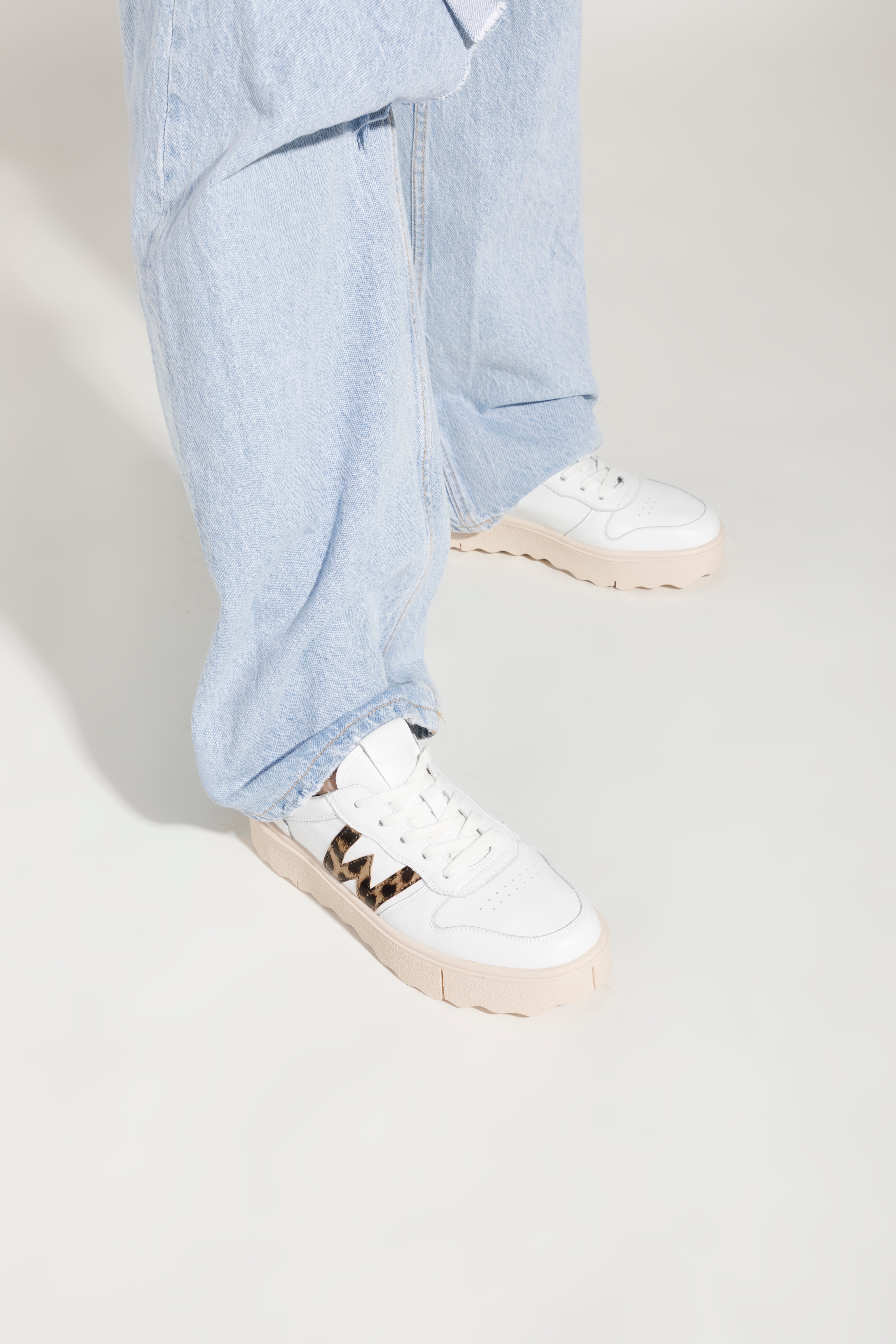 Damskie sneakersy skórzane z literą „W”