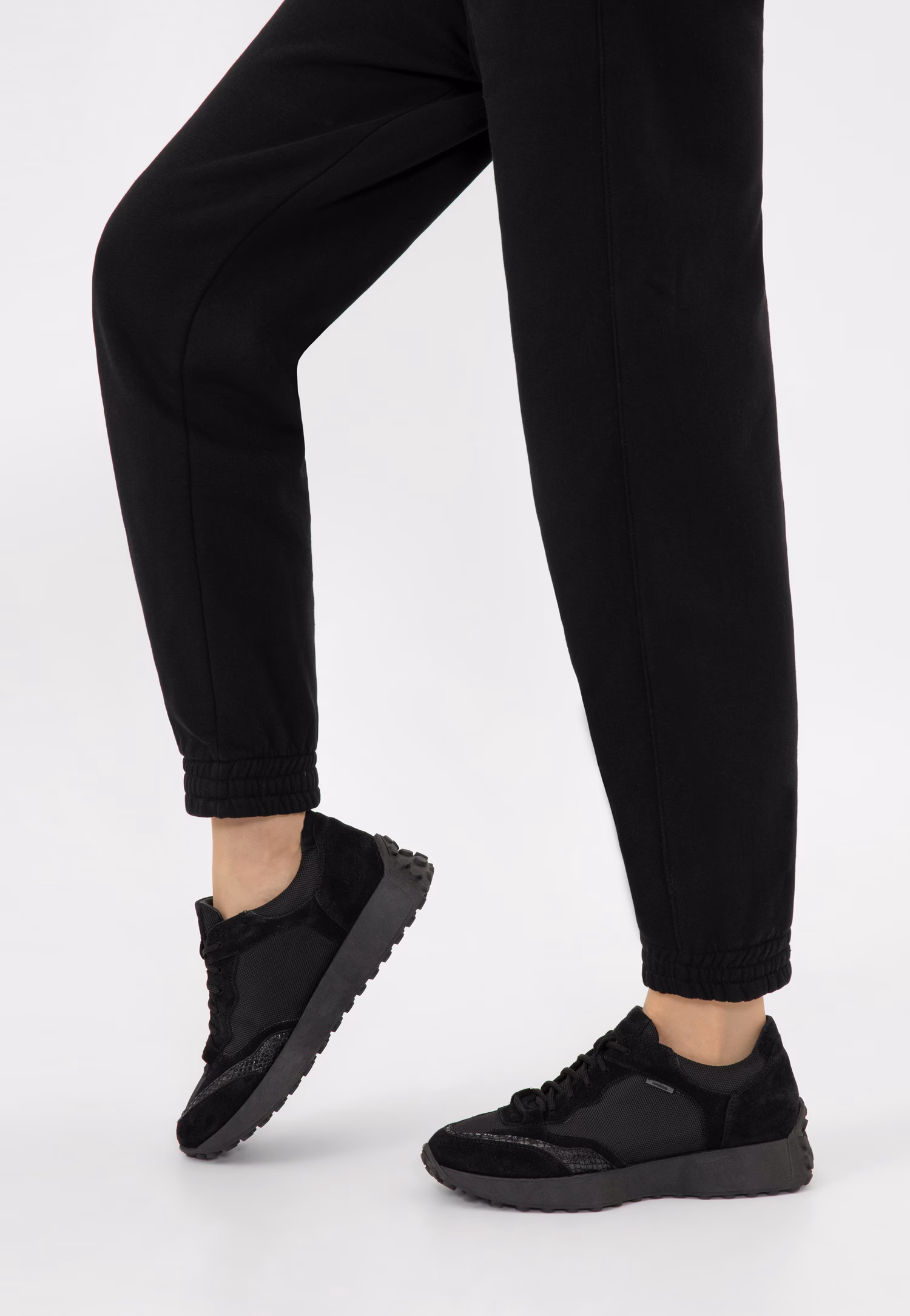 Czarne sneakersy damskie z łączonych materiałów