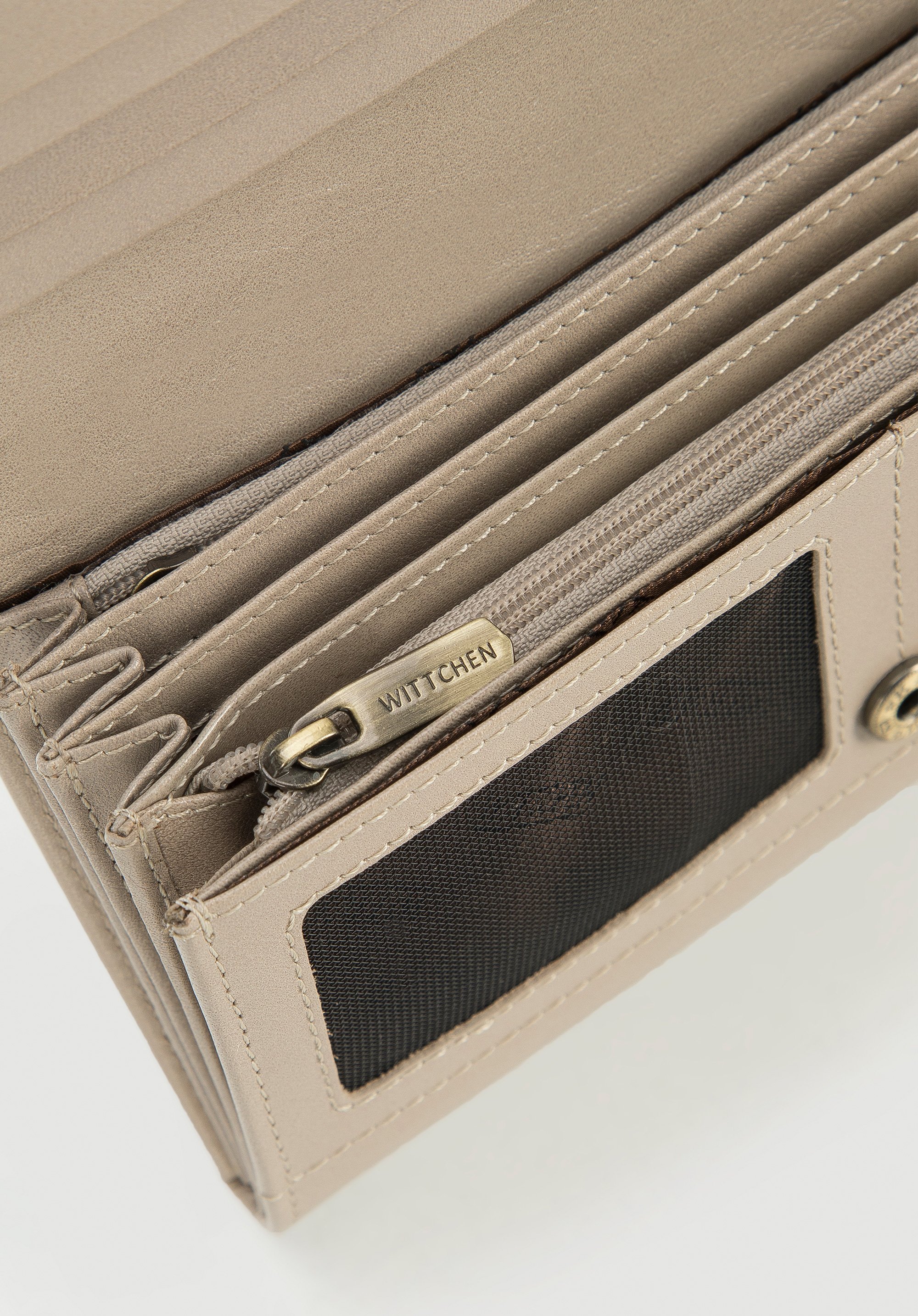 Damski portfel skórzany o prostym kroju