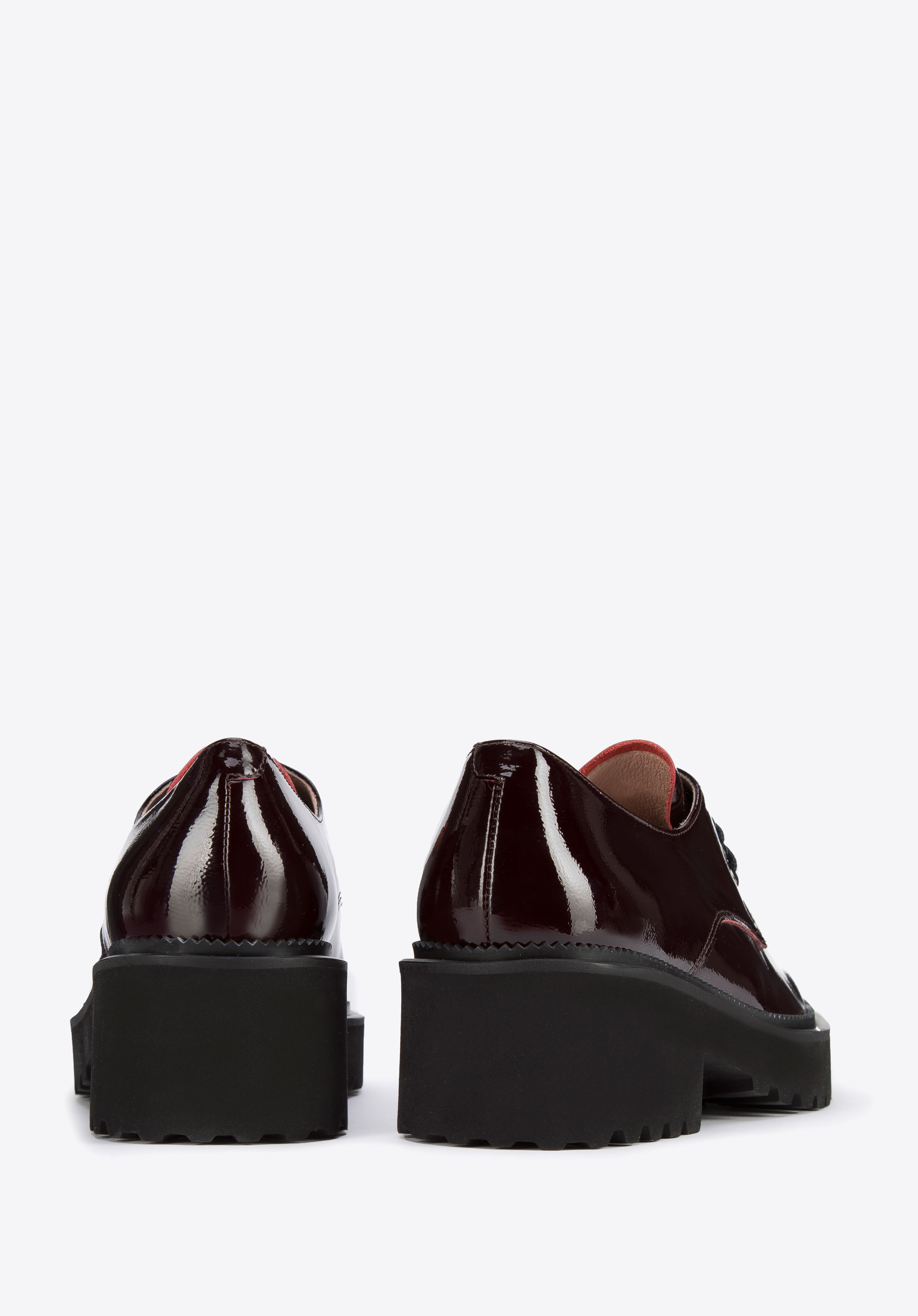 Damskie półbuty ze skóry lakierowanej sznurowane