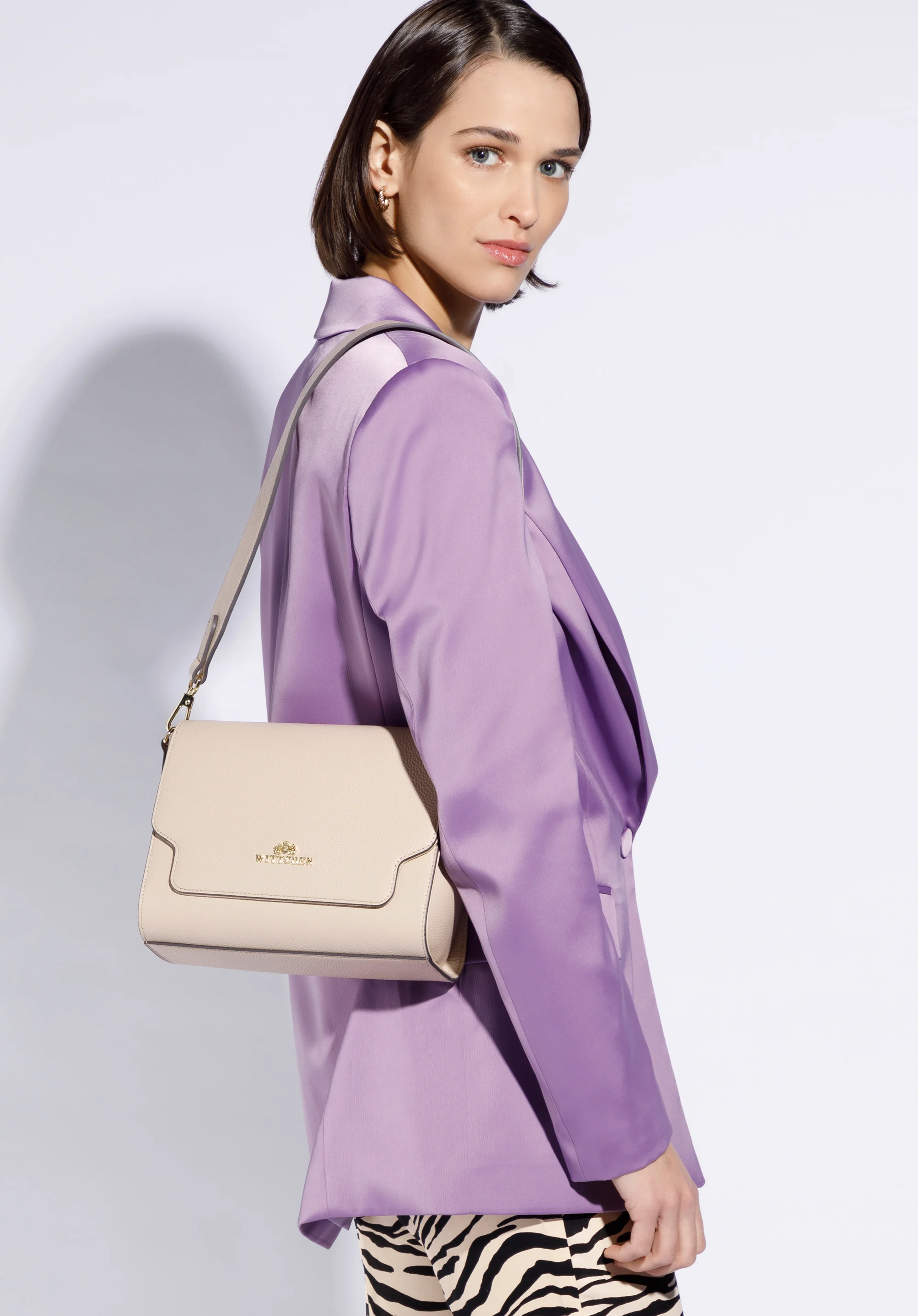 Damska torebka skórzana z klapą o nieregularnym kształcie