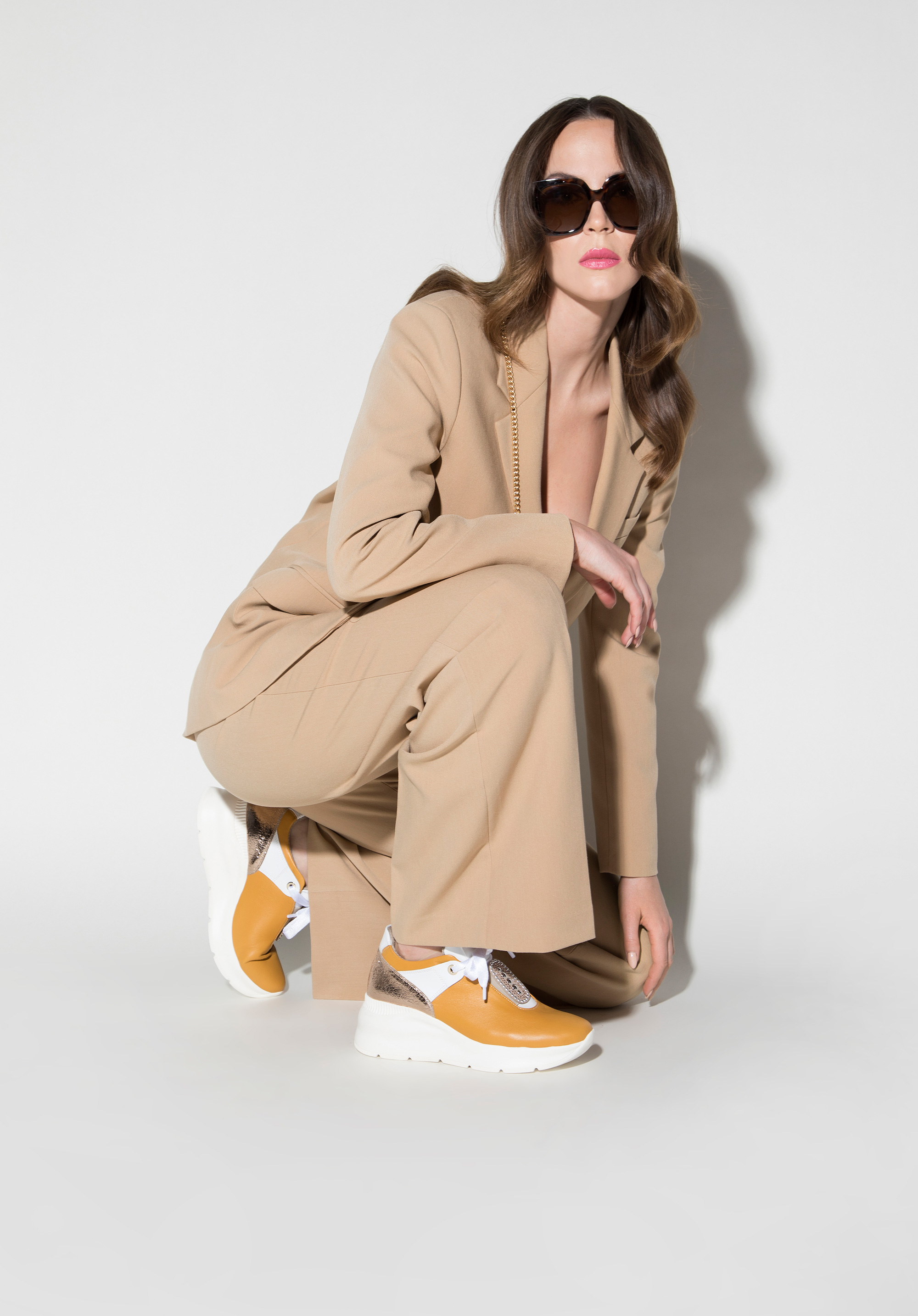 Damskie sneakersy skórzane z błyszczącymi wstawkami