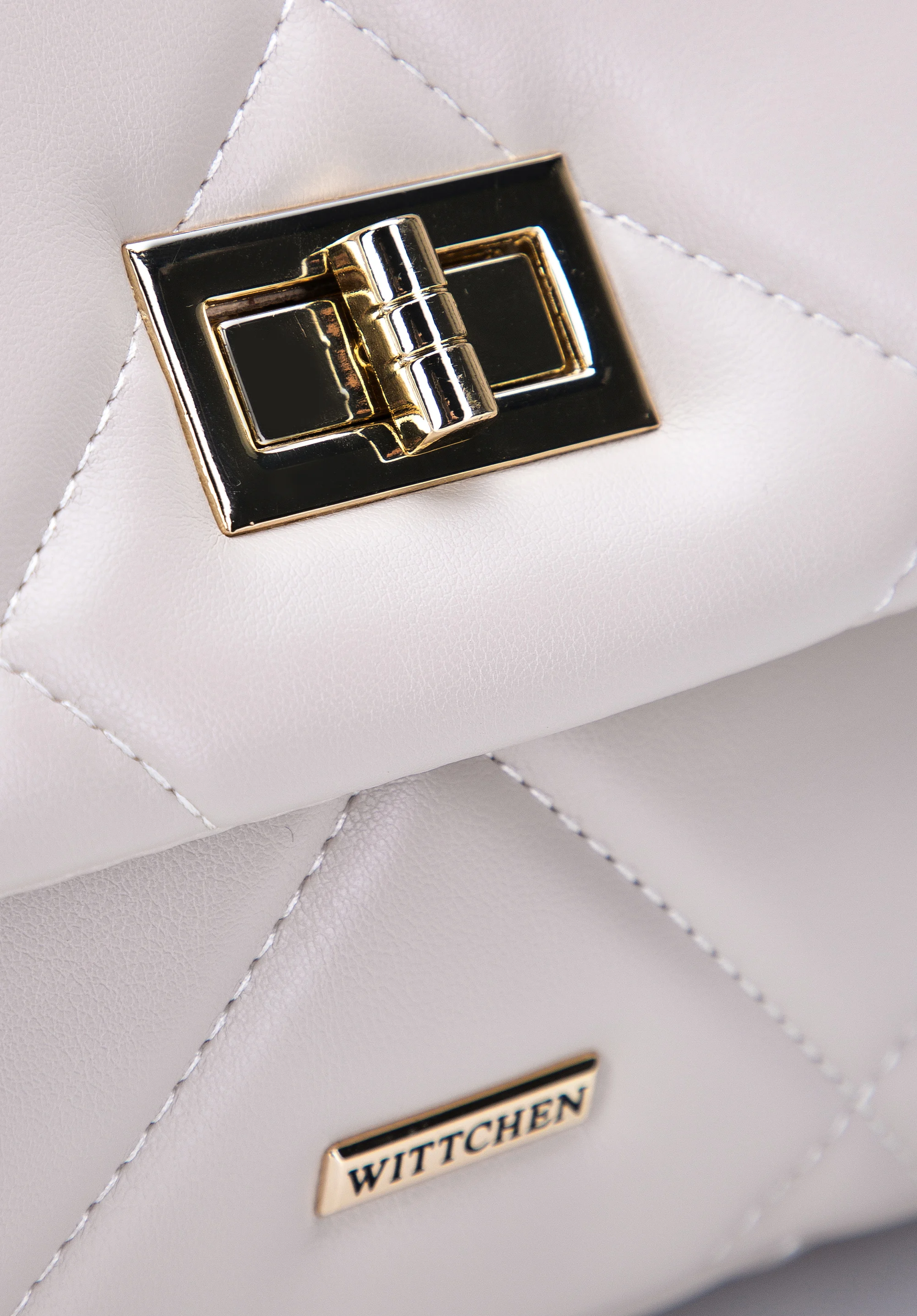 Damska torebka pikowana w kwadraty na łańcuszku