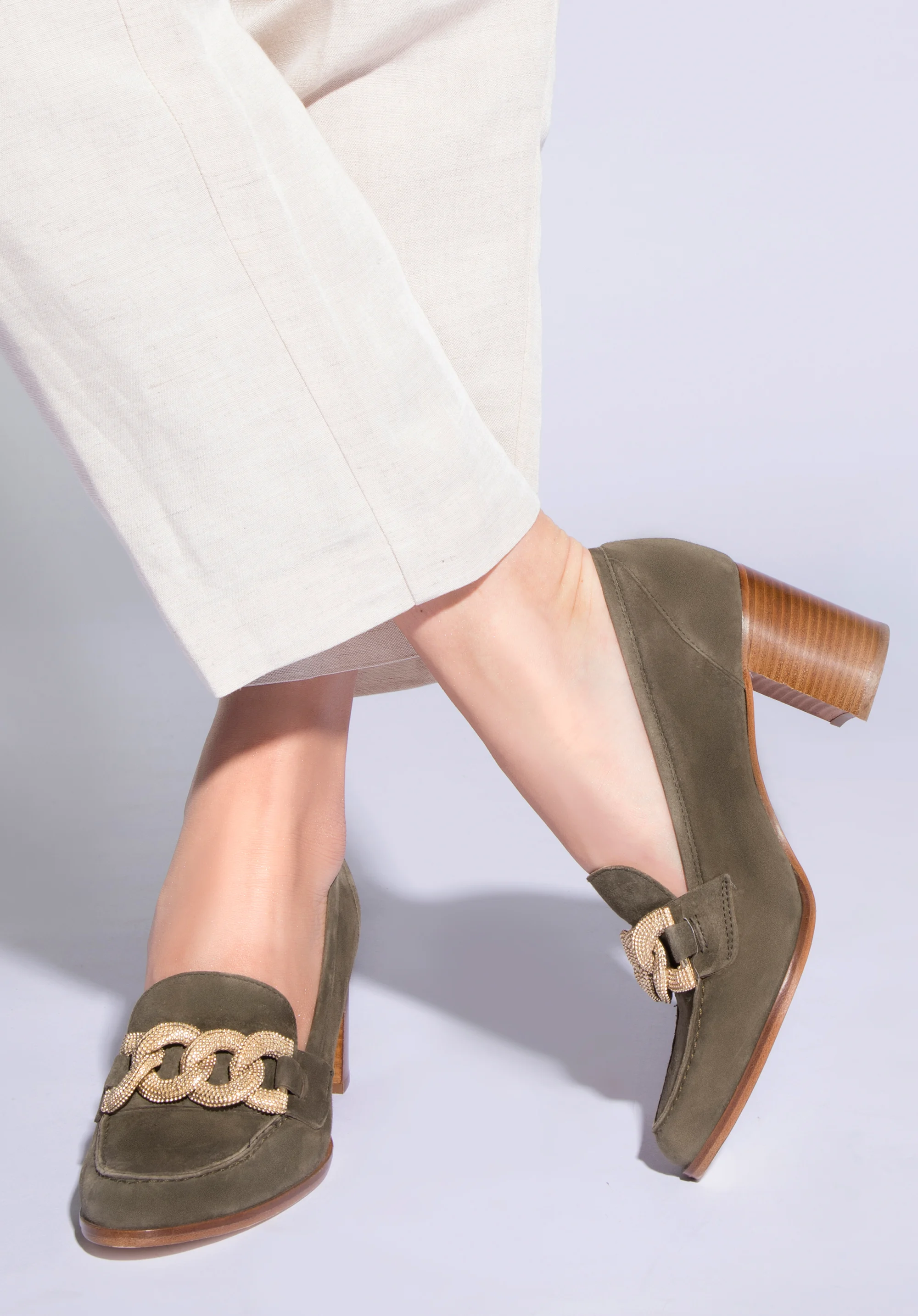 Czółenka zamszowe z ozdobnym łańcuchem