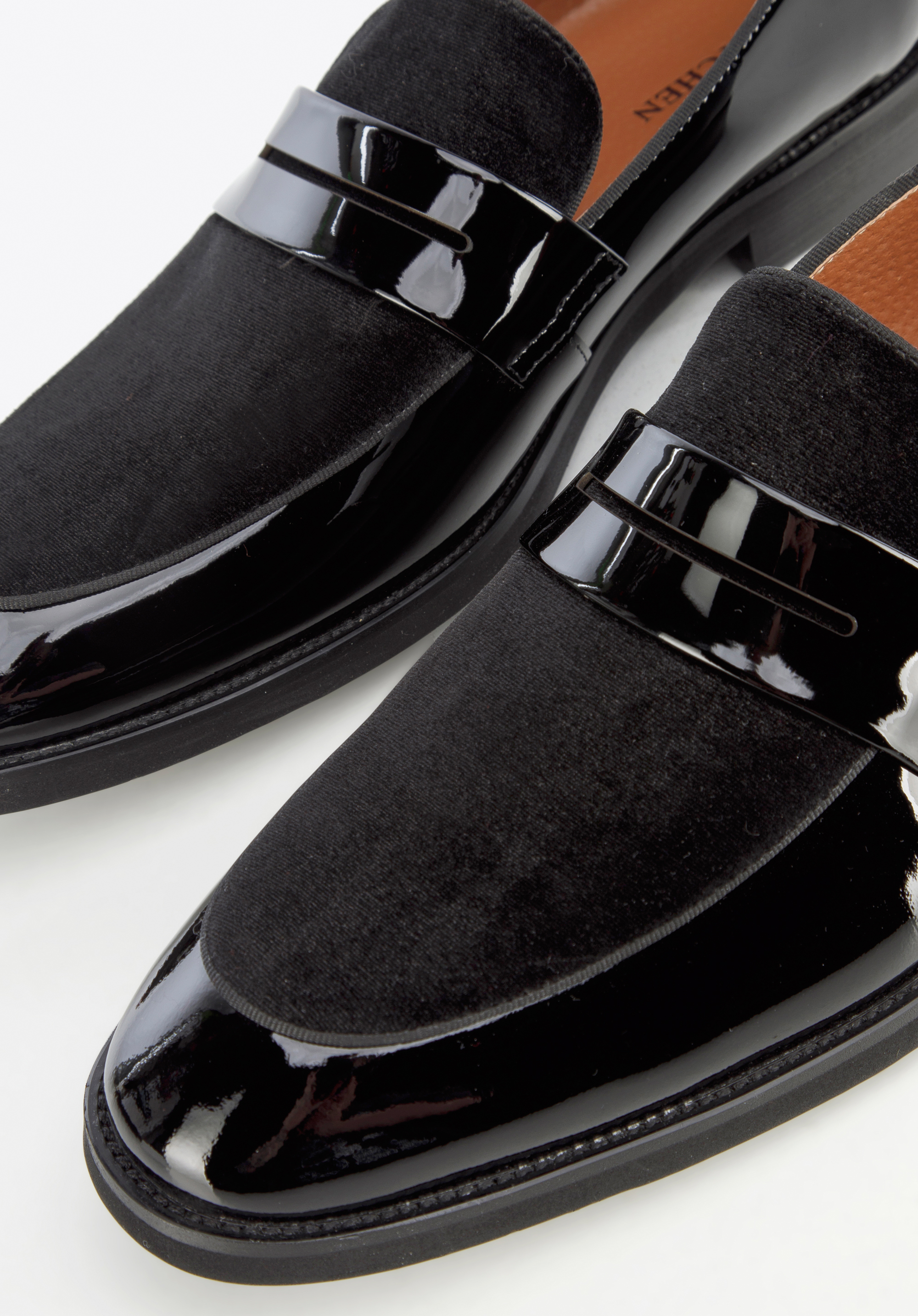 Męskie mokasyny z lakierowanej skóry z welurową wstawką