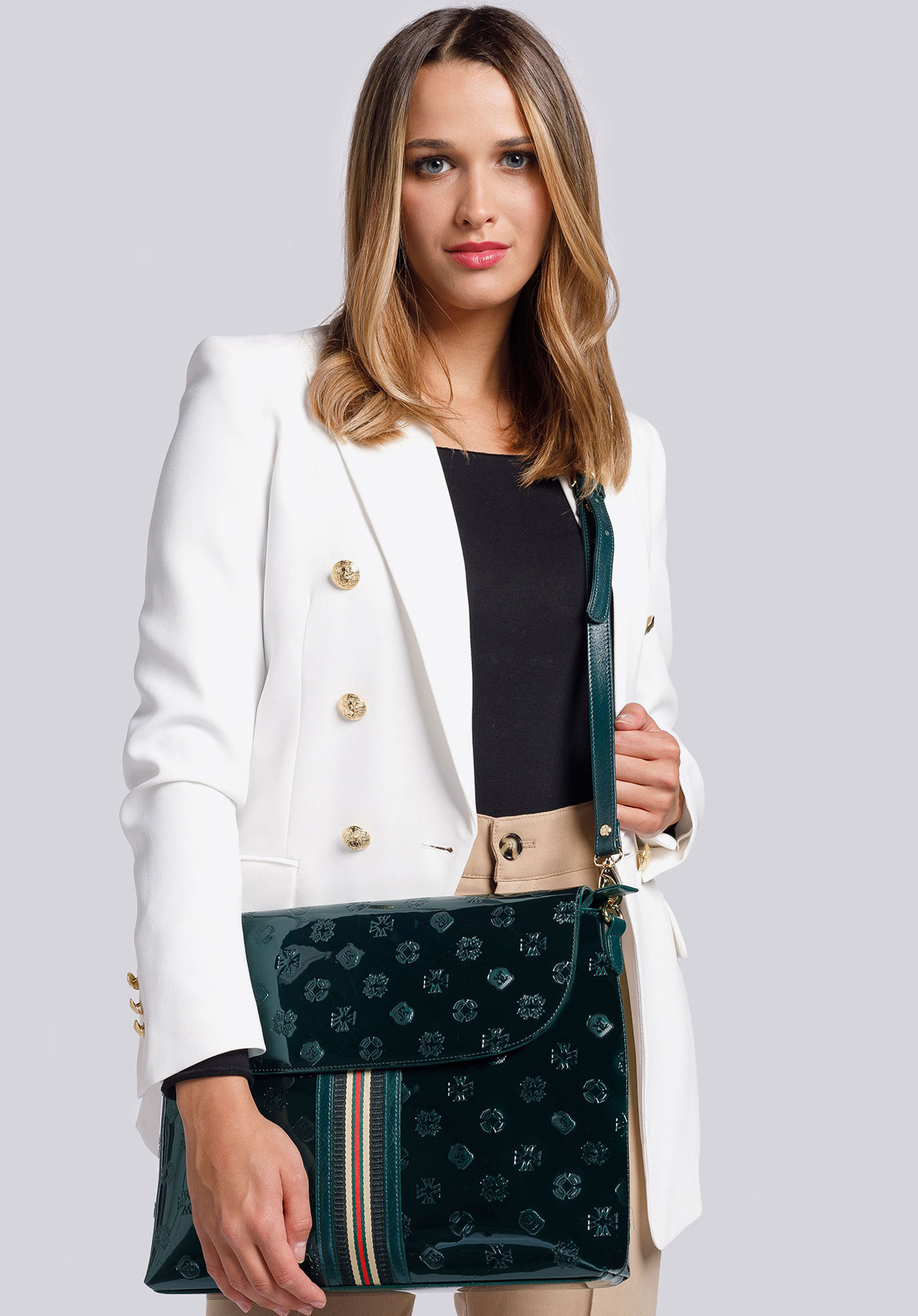 Damska listonoszka ze skóry lakierowanej z monogramem i tasiemką