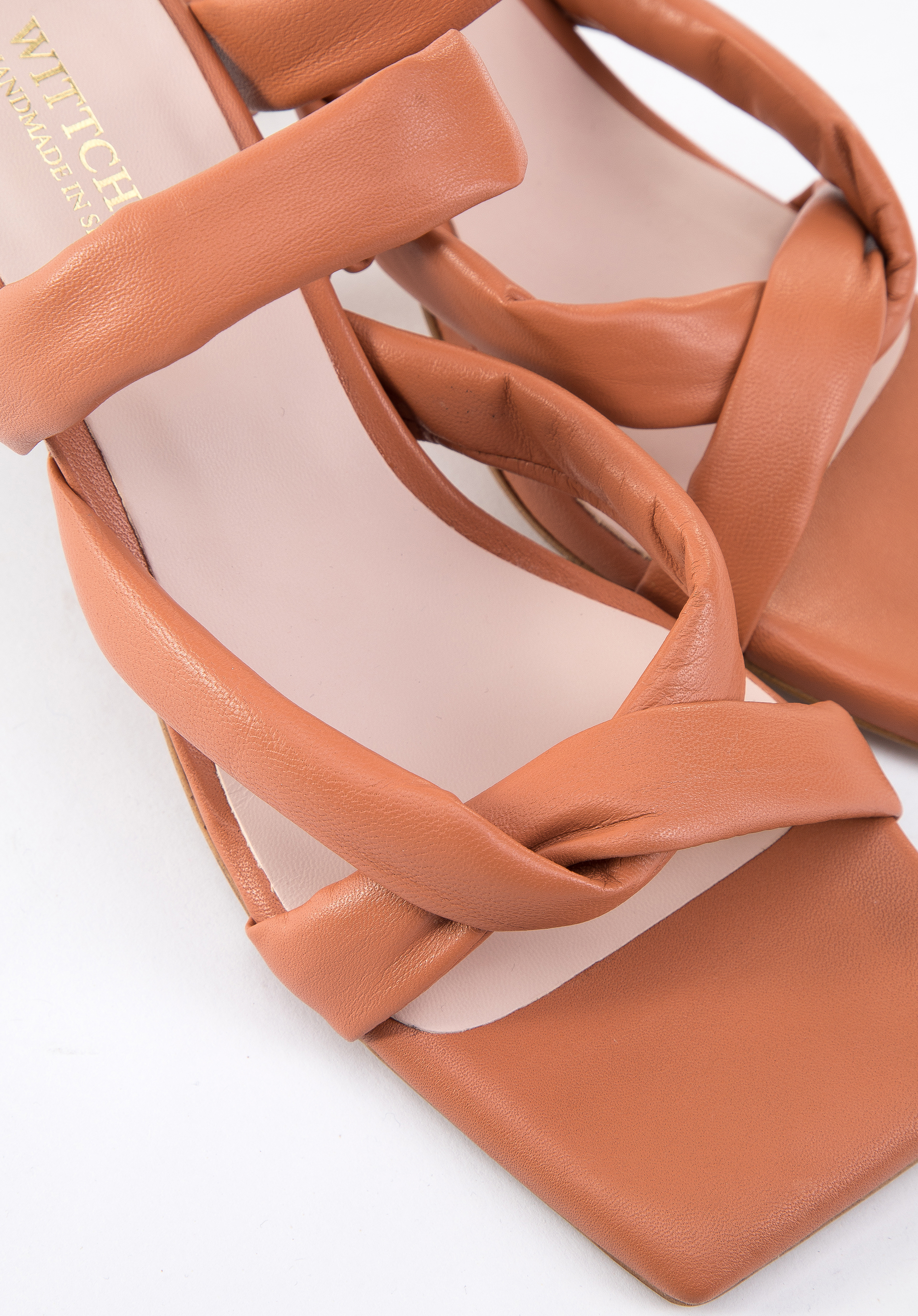 Damskie klapki skórzane z miękkimi paskami