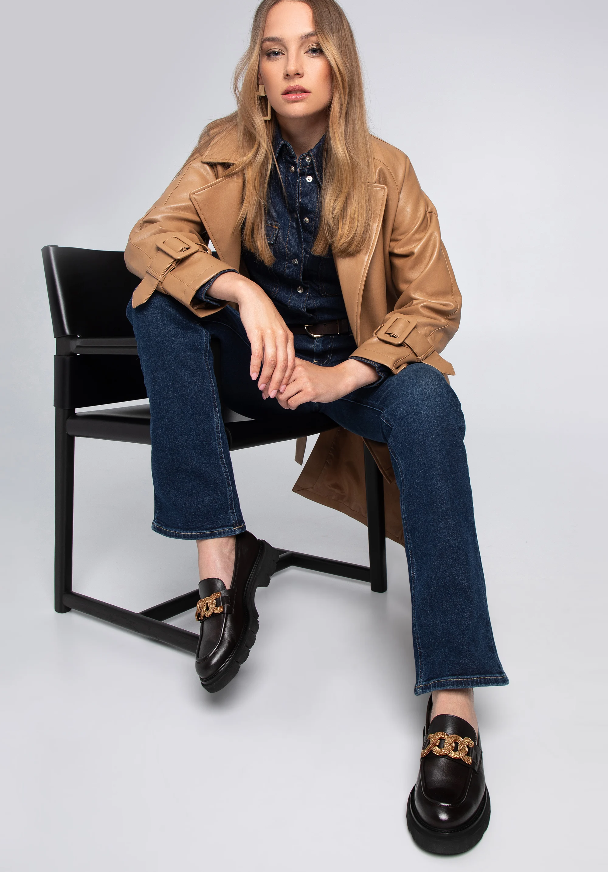 Damski płaszcz z ekoskóry dwurzędowy z paskiem