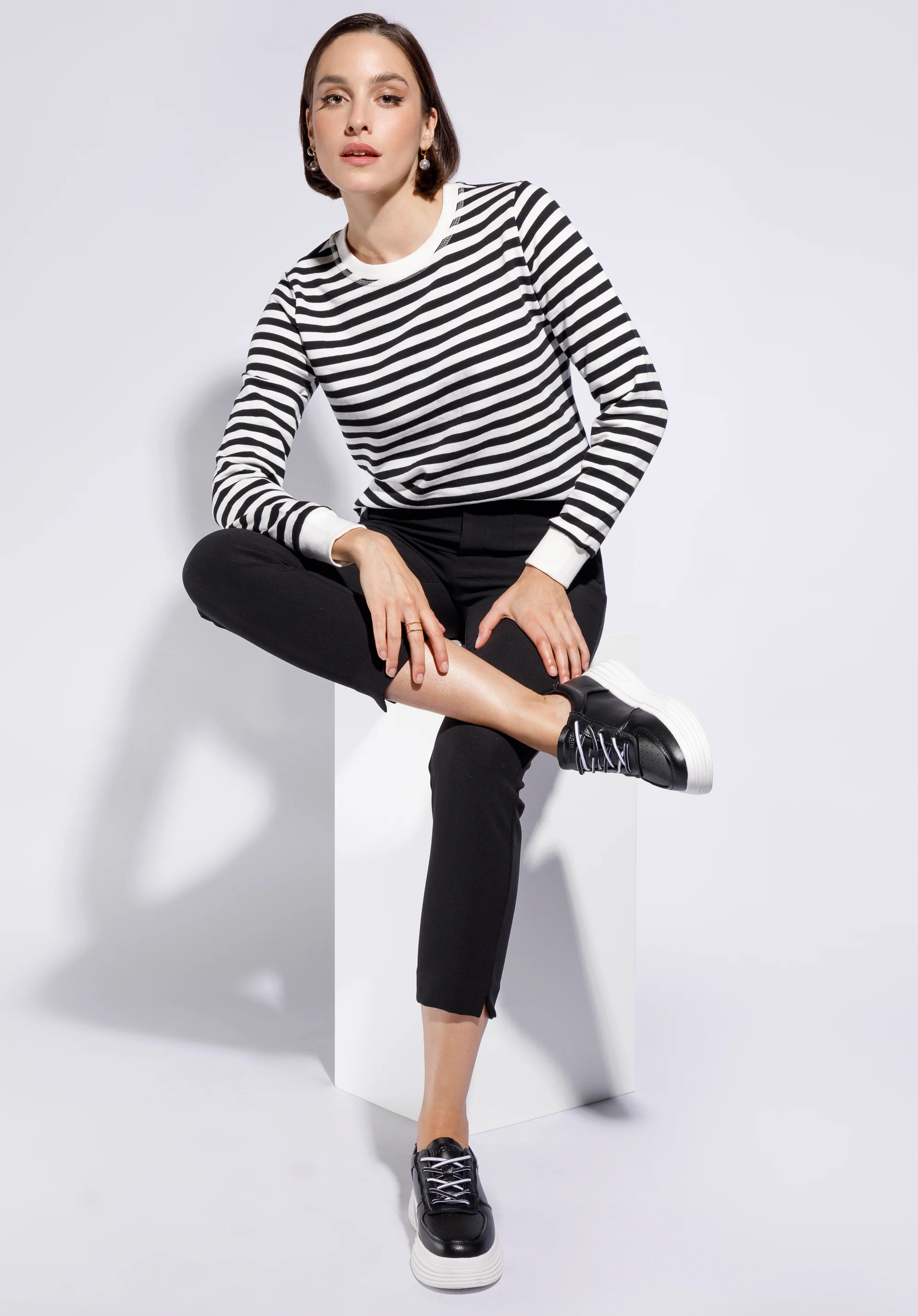 Damskie sneakersy skórzane na lekkiej platformie