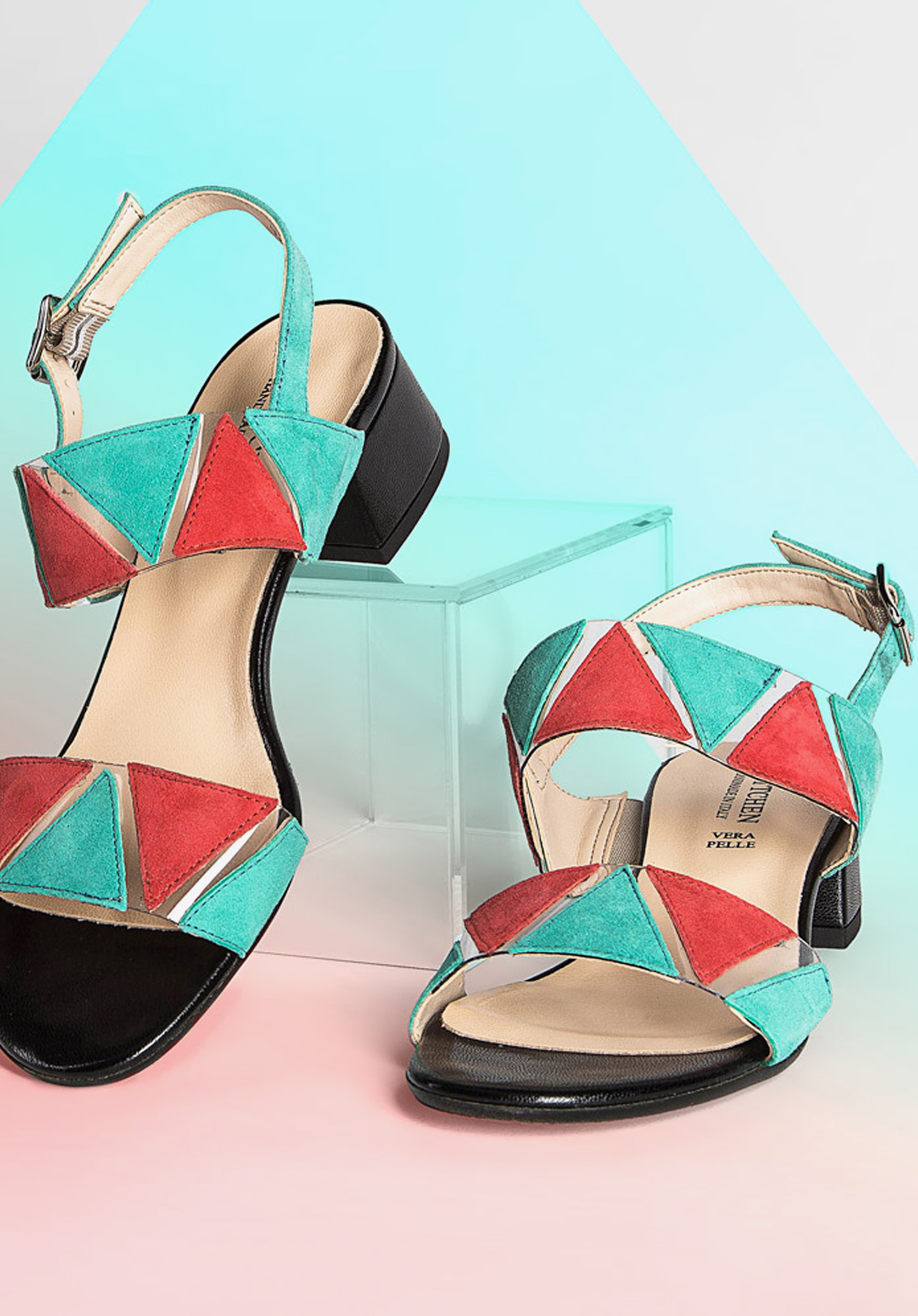 Sandały skórzane na niskim słupku z kolorowymi wstawkami