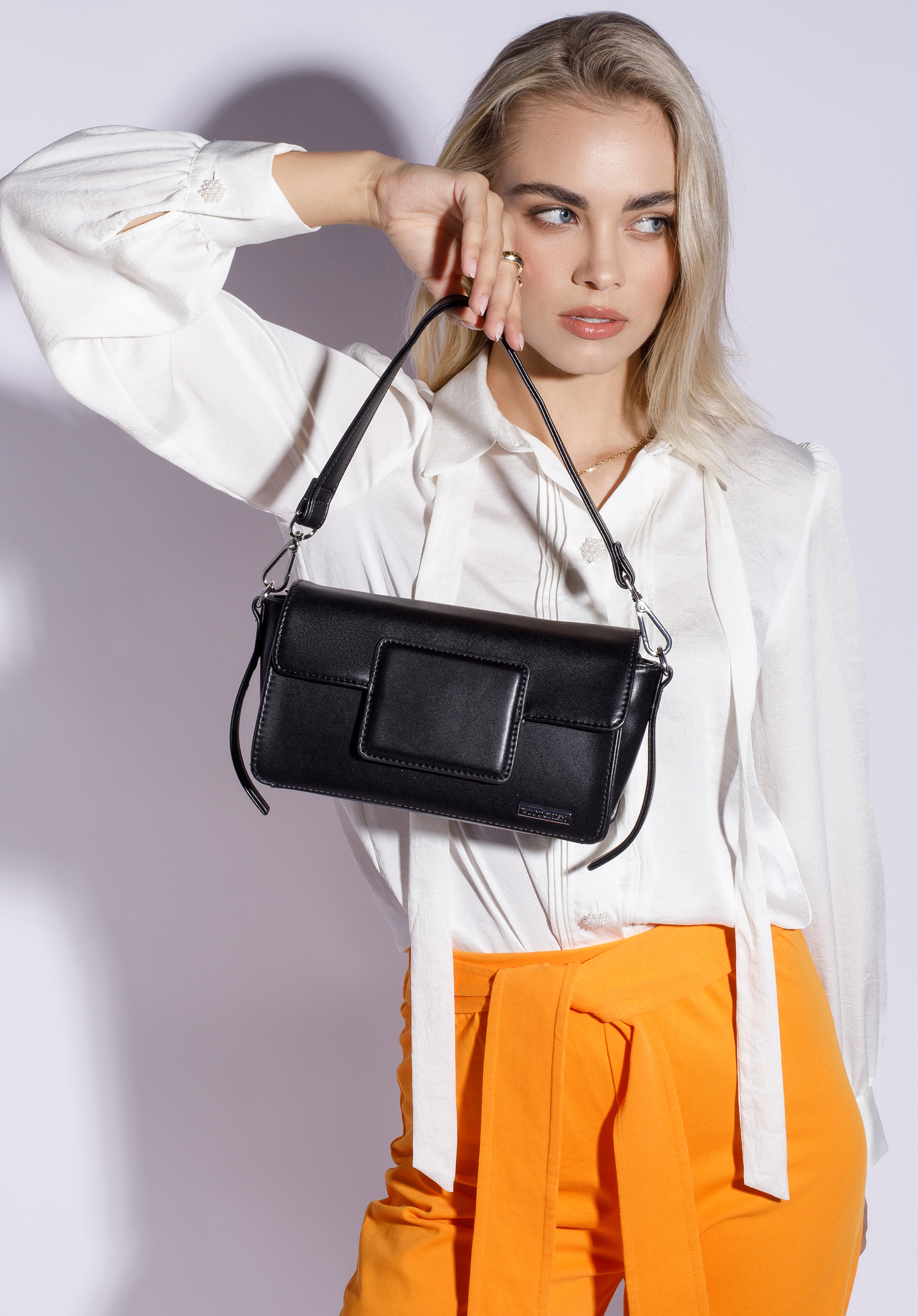 Damska torebka z geometrycznym zapięciem