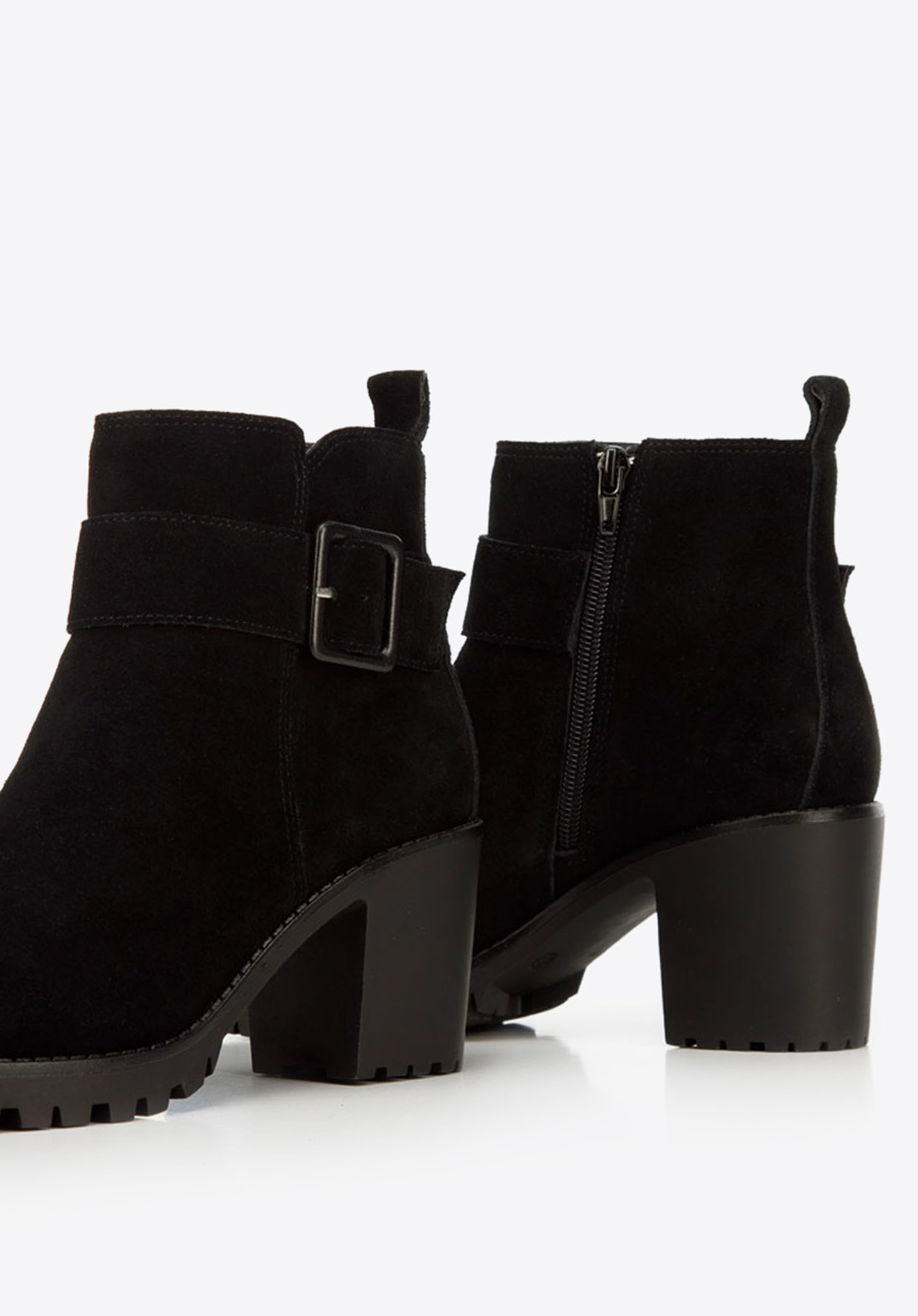 Damskie botki zamszowe z ozdobną klamrą