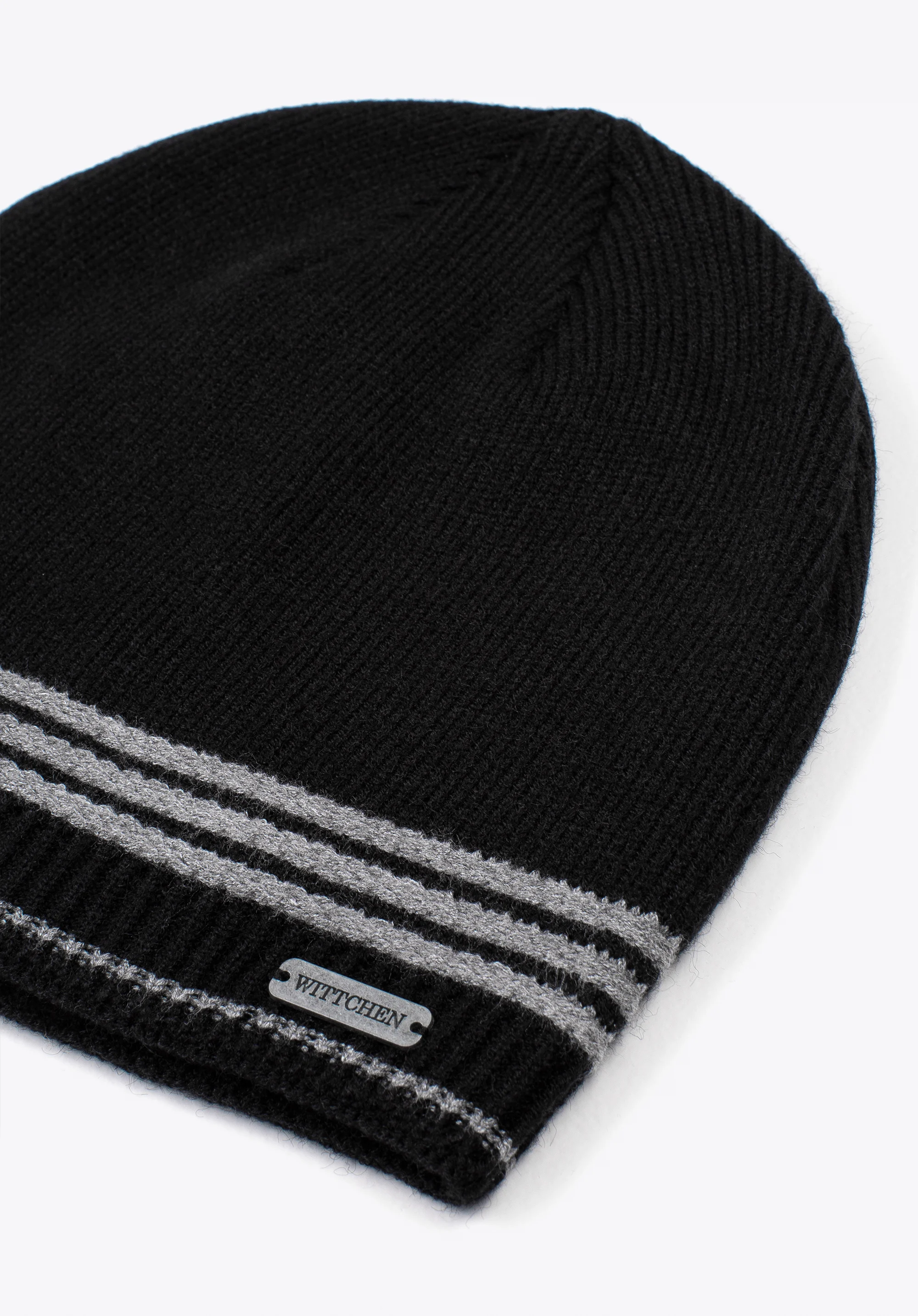 Męska czapka z kolorowymi paskami