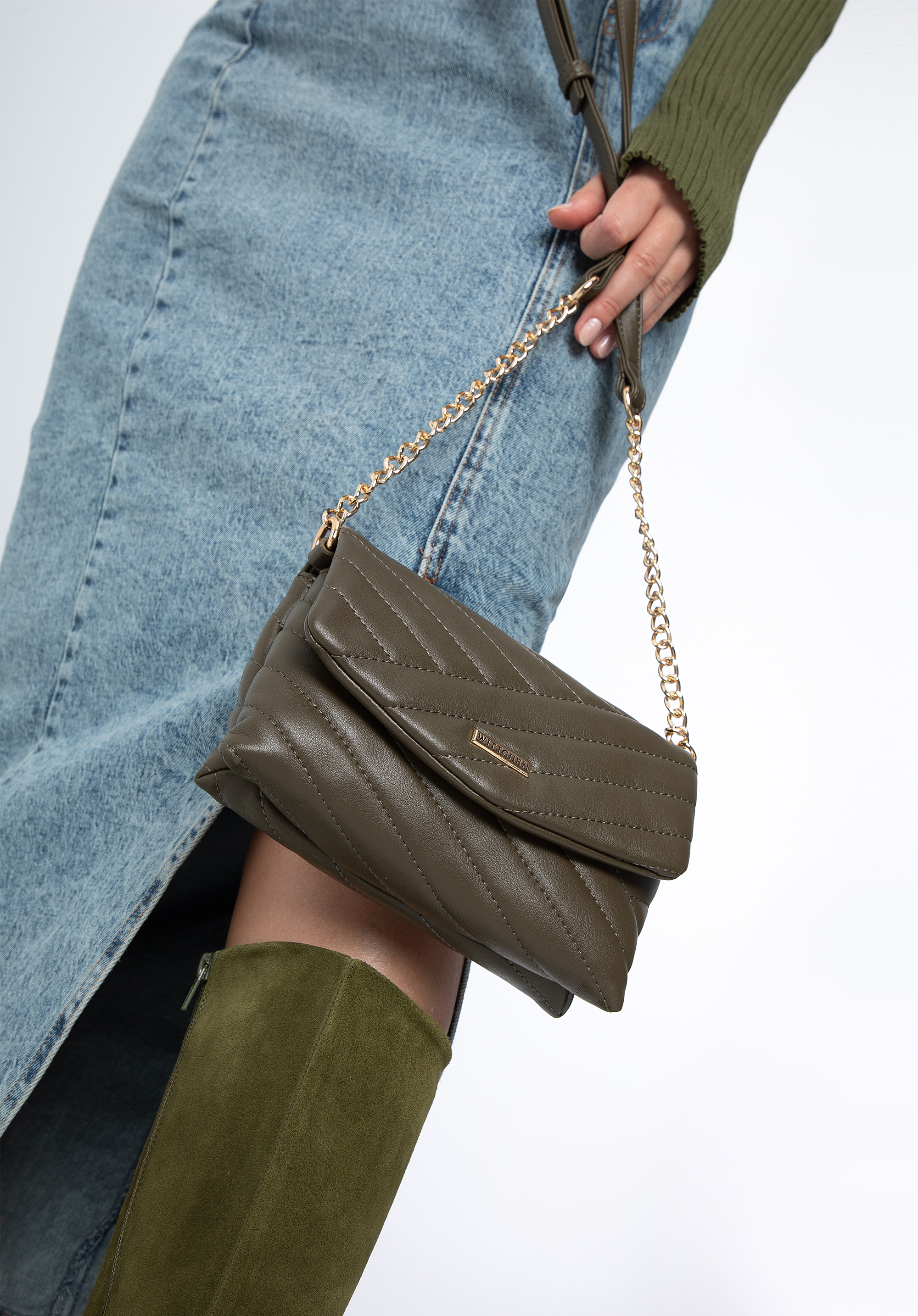 Minitorebka z geometrycznie pikowanej ekoskóry na łańcuszku