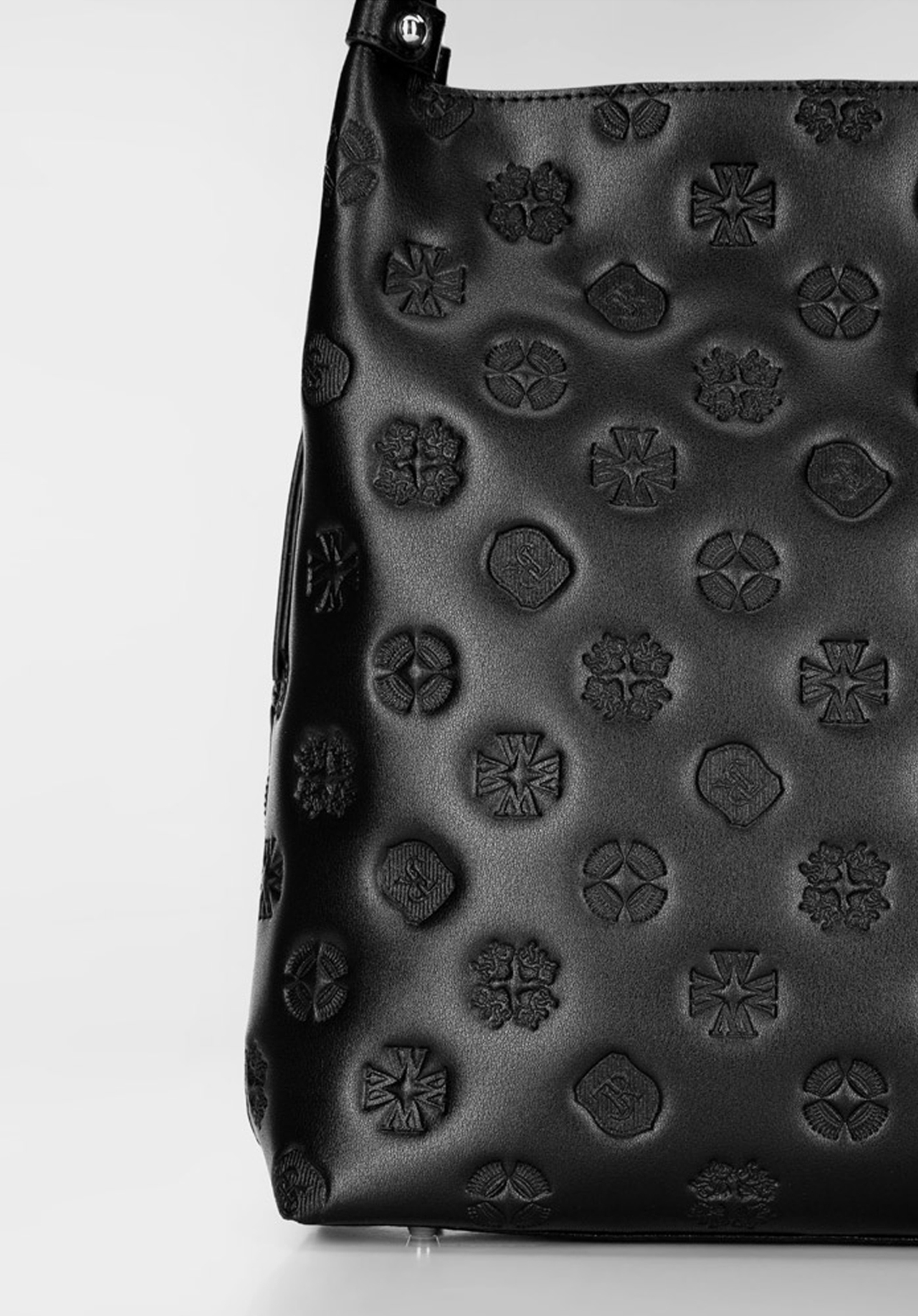 Torebka worek skórzana z monogramem i suwakami