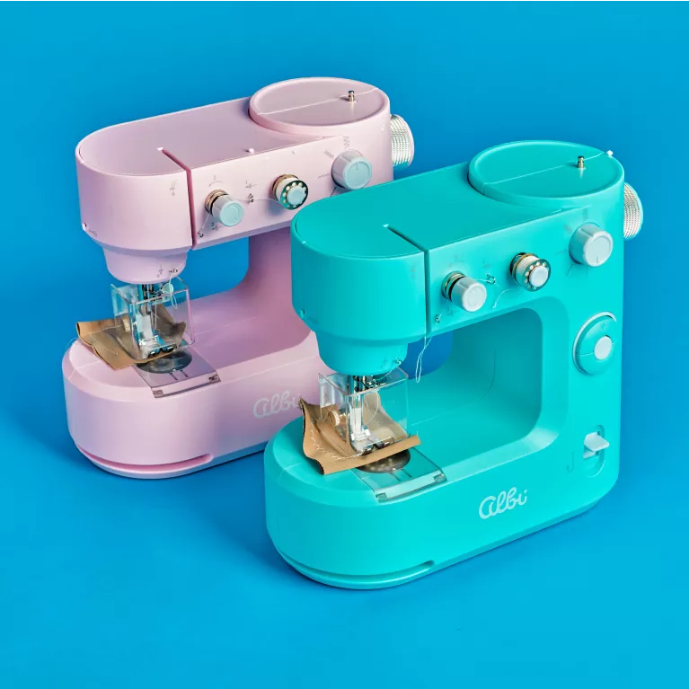 Růžový šicí stroj