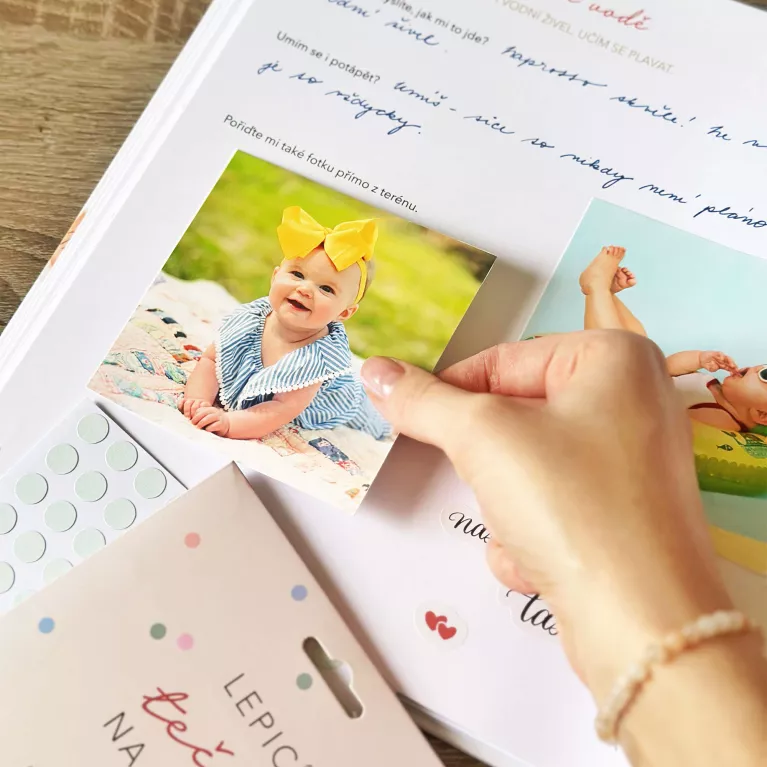 Lepicí tečky na fotky (750 ks)