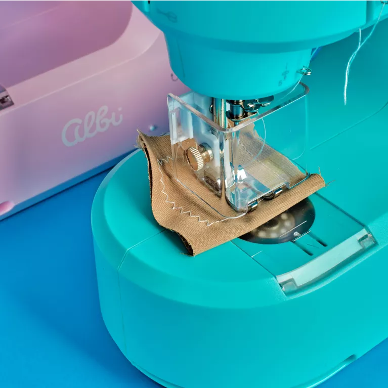 Růžový šicí stroj