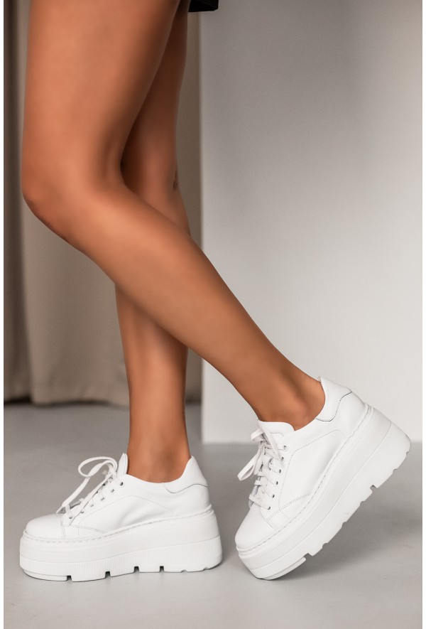 Białe sneakersy na platformie Tunia