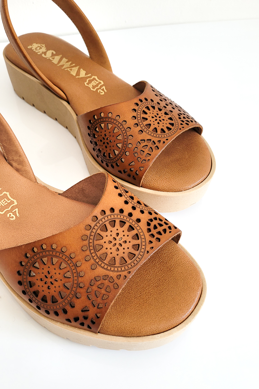 Brązowe sandały na koturnie Murcia